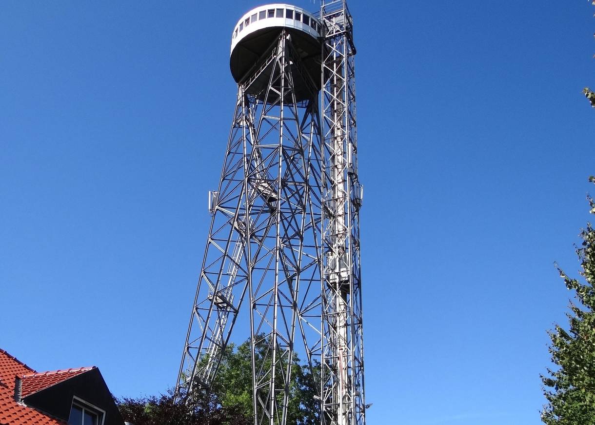 Stählerner Aussichtsturm mit einem Fahrstuhl außen