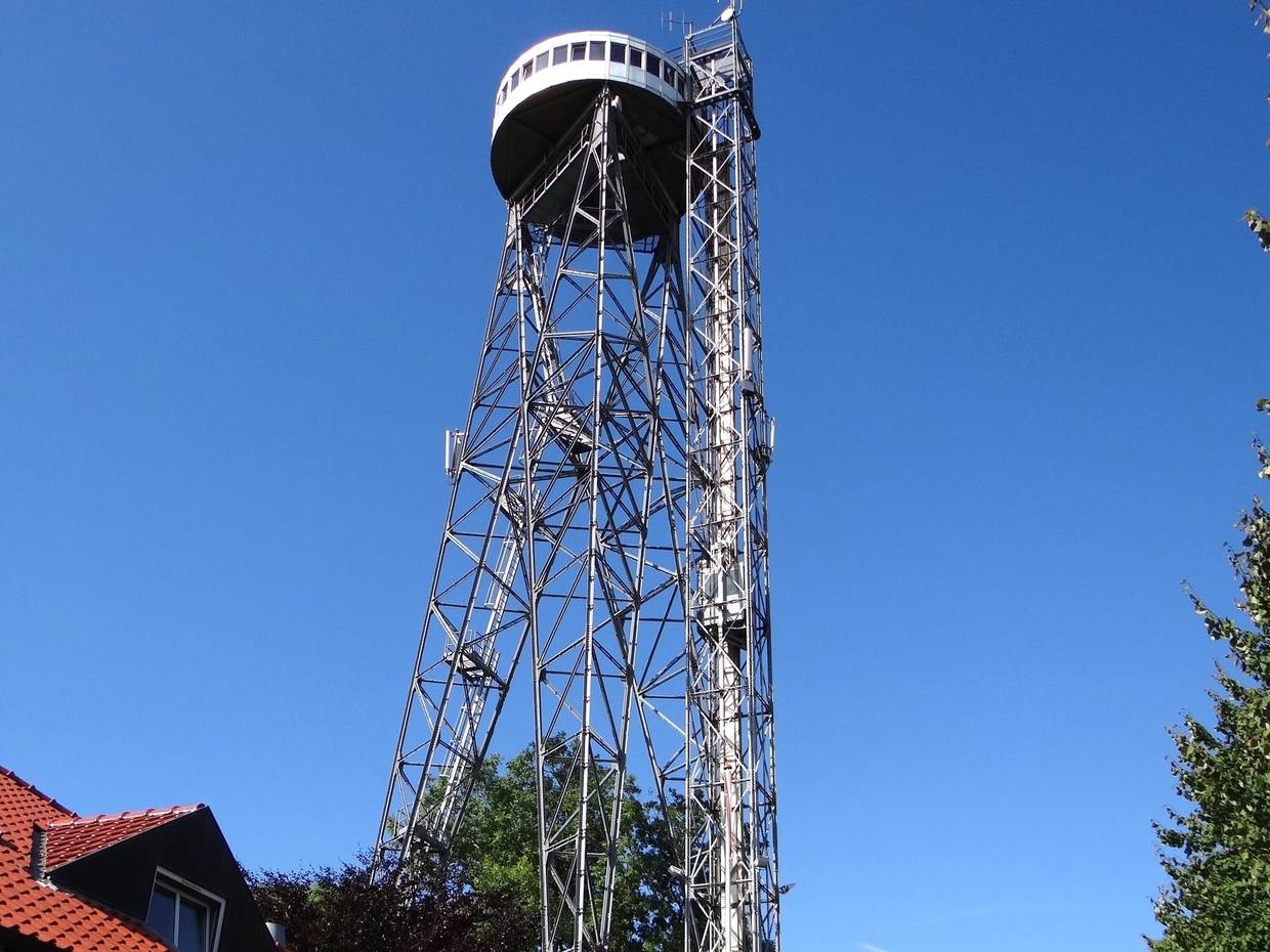 Stählerner Aussichtsturm mit einem Fahrstuhl außen