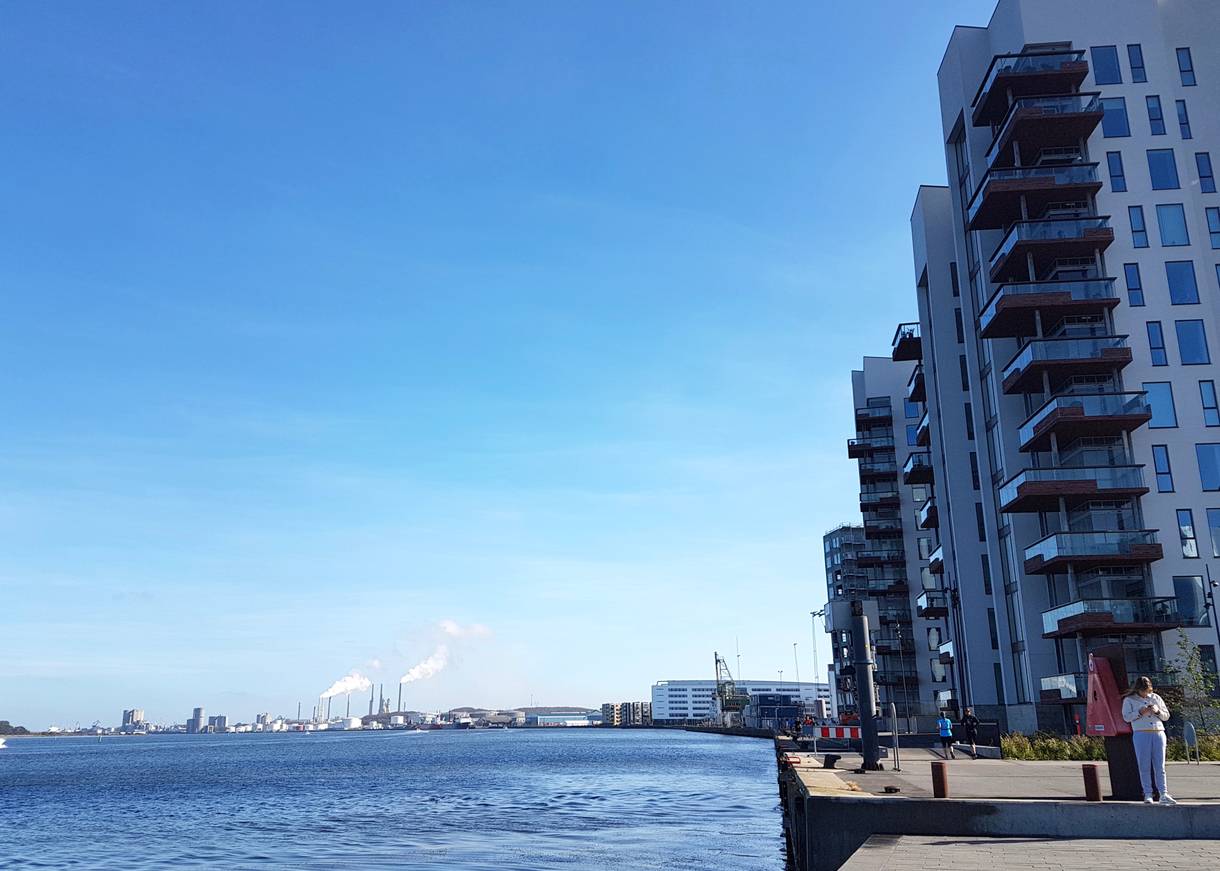 Aussicht von oben auf Neubauten und Baukräne am Ufer des Limfjords