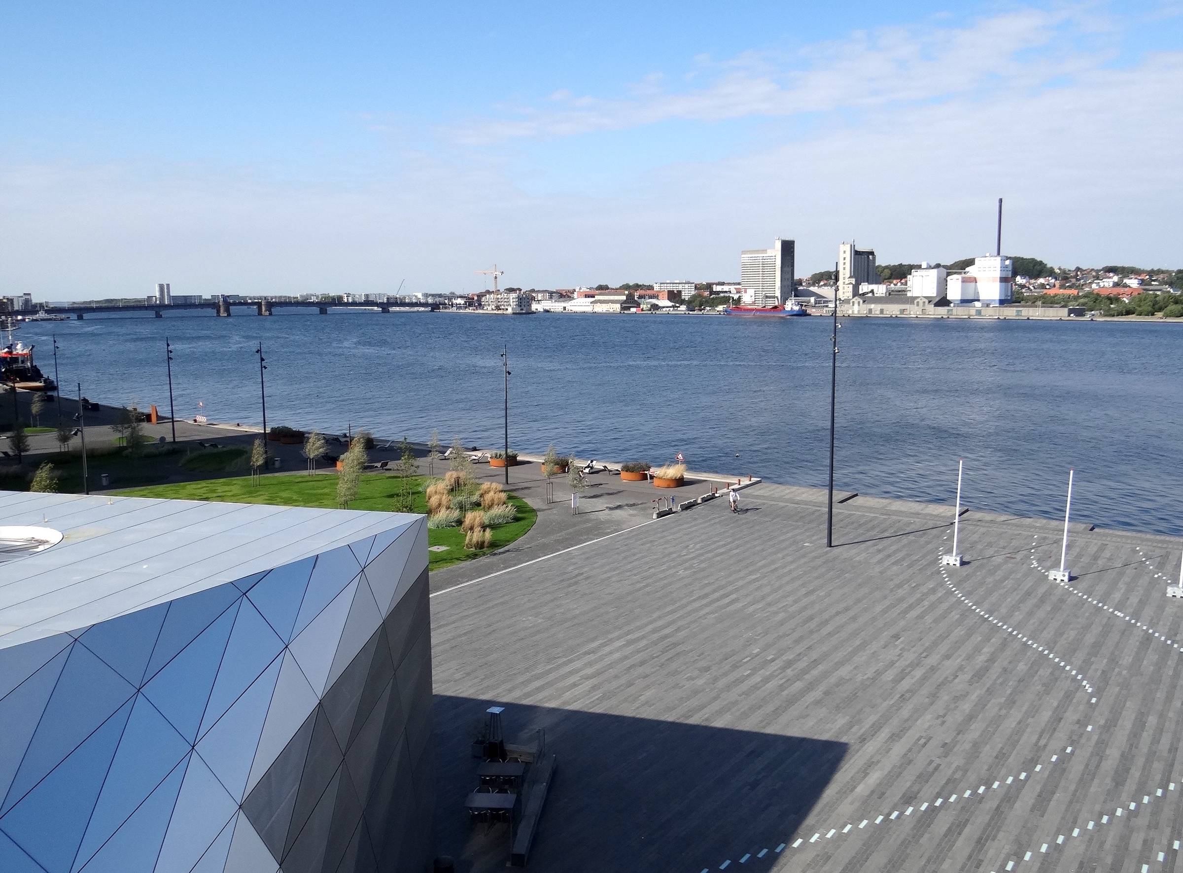 Blick über den Limfjord auf die Bebauung am gegenüberliegenden Ufer