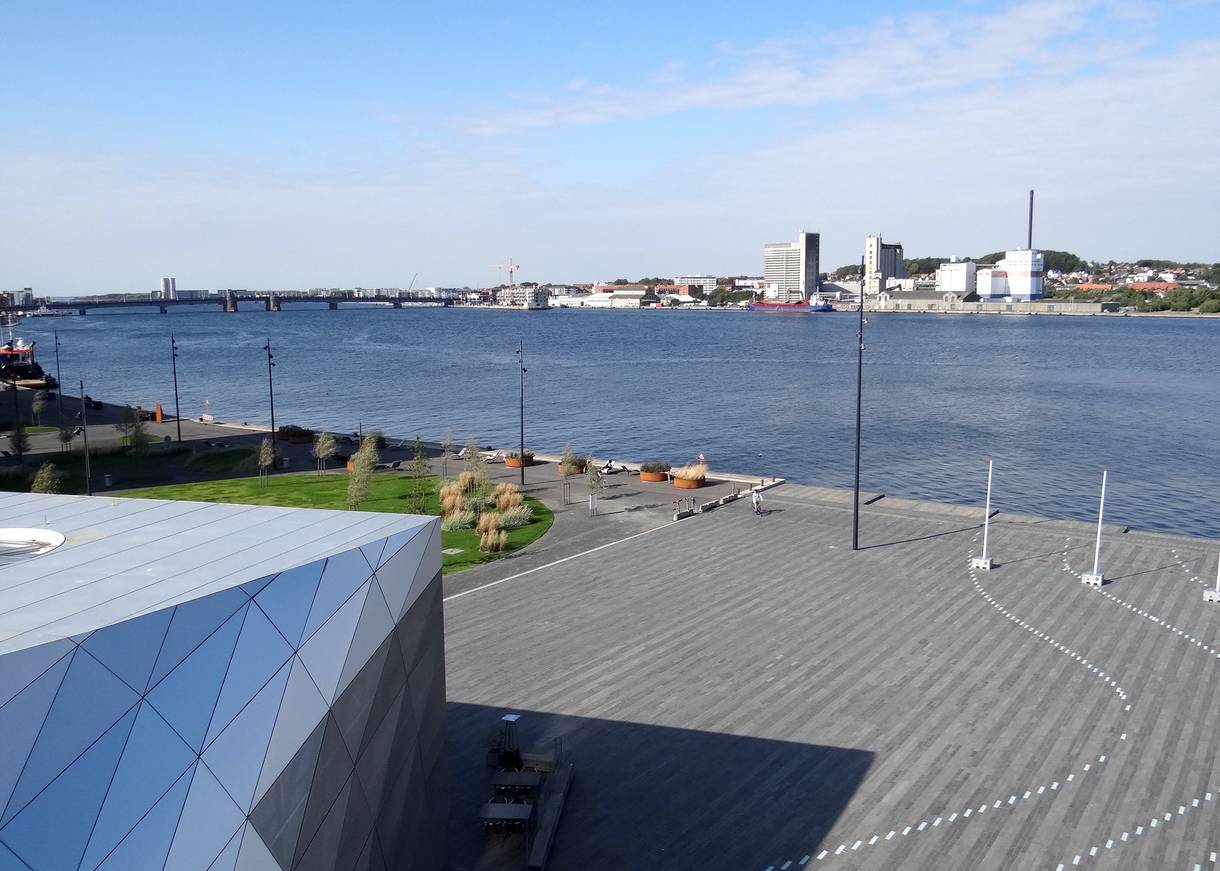 Blick über den Limfjord auf die Bebauung am gegenüberliegenden Ufer
