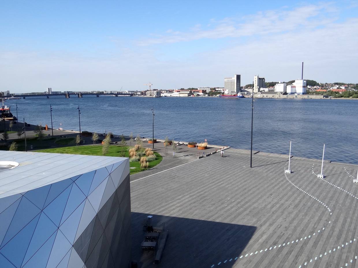 Blick über den Limfjord auf die Bebauung am gegenüberliegenden Ufer