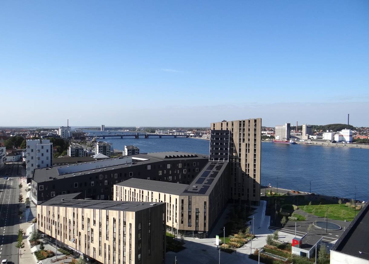 Aussicht über moderne Wohnblocks auf den Limfjord und die gegenüberliegende Stadt