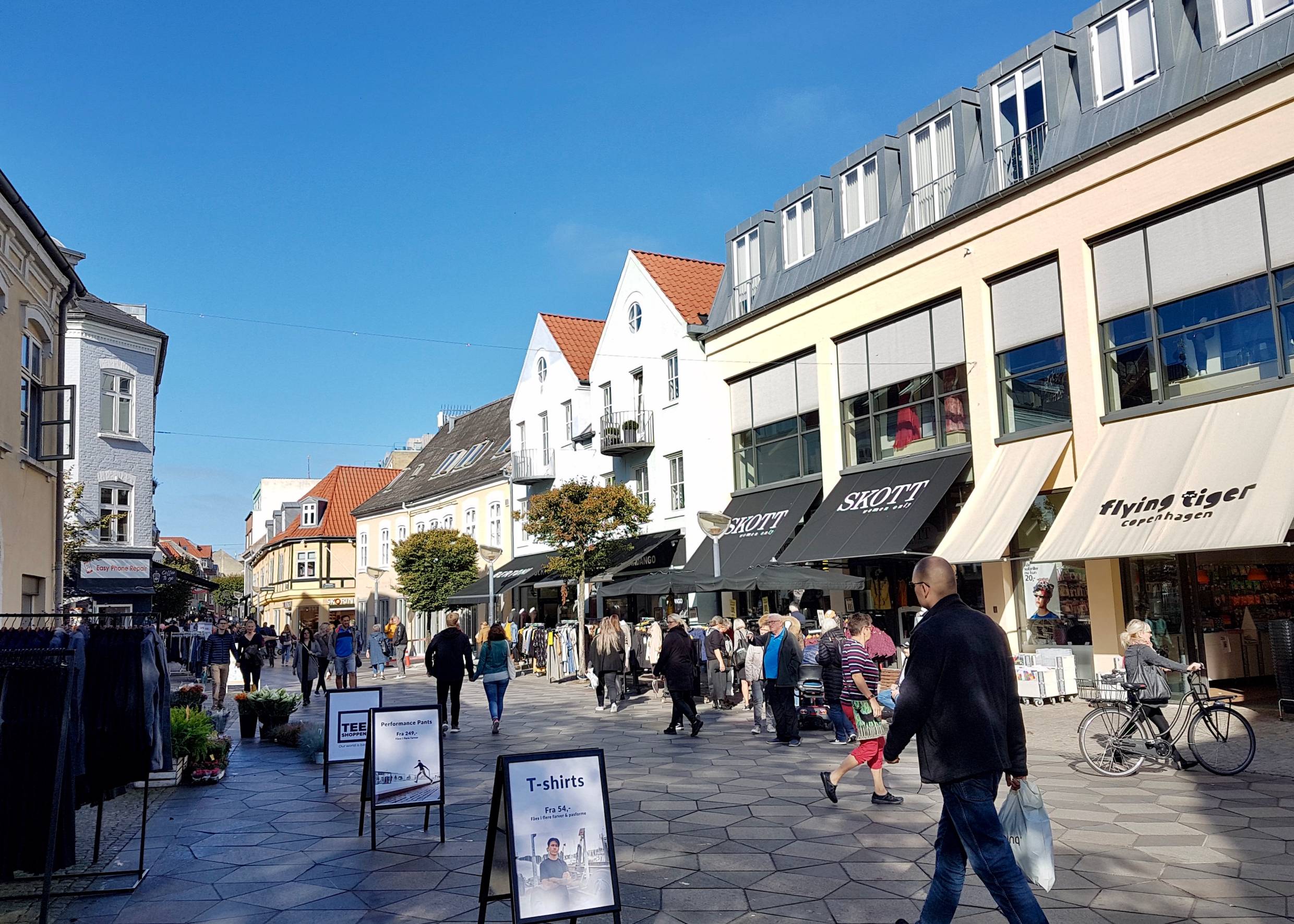Schmale Fußgängerzone bei Sonnenschein