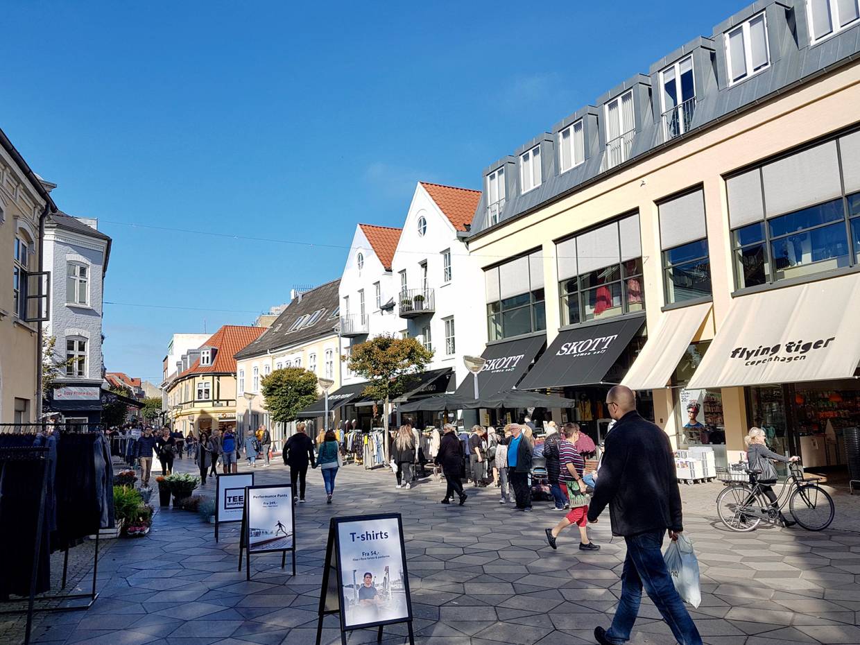 Schmale Fußgängerzone bei Sonnenschein