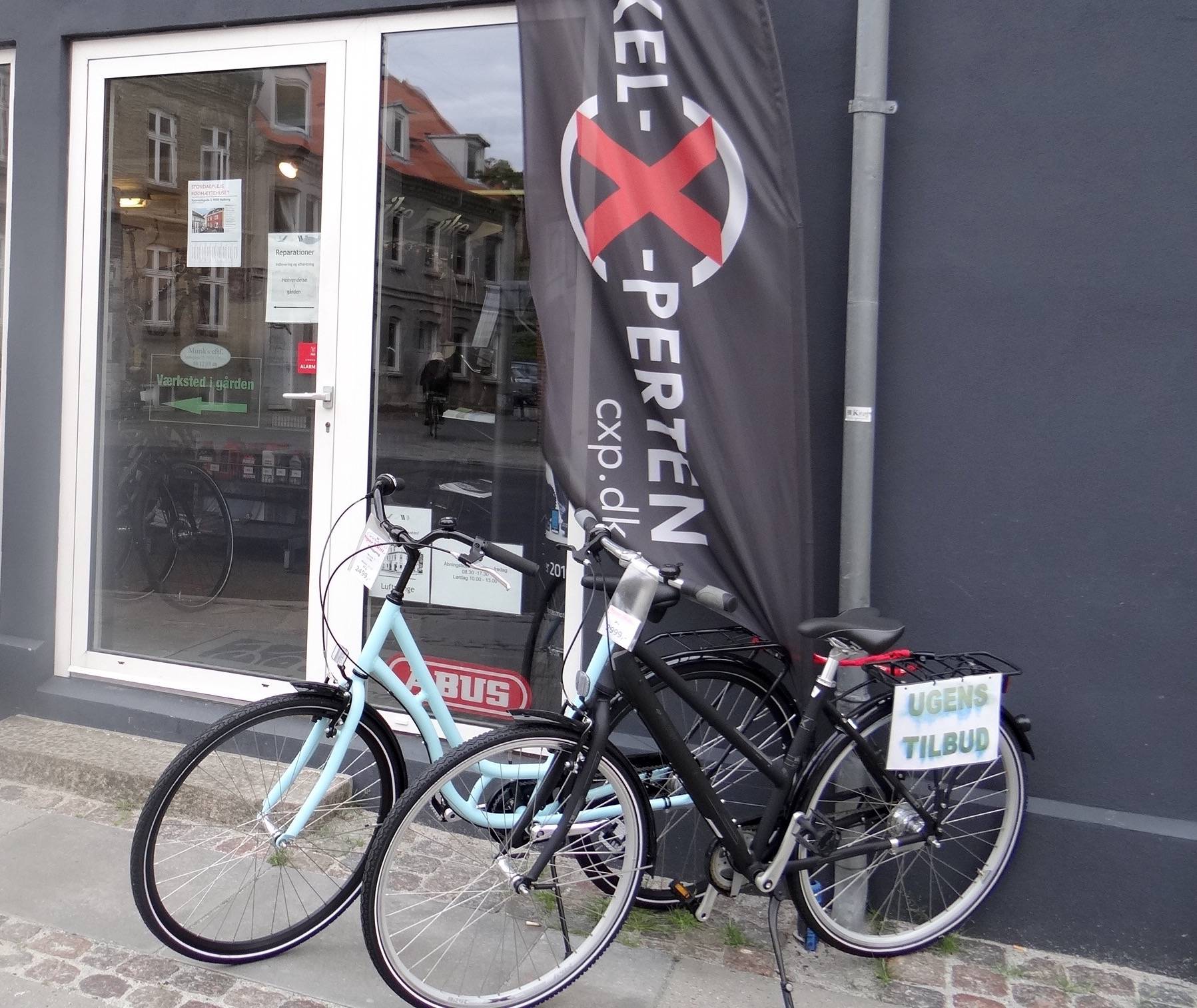 Zwei Fahrräder vor einem Geschäft