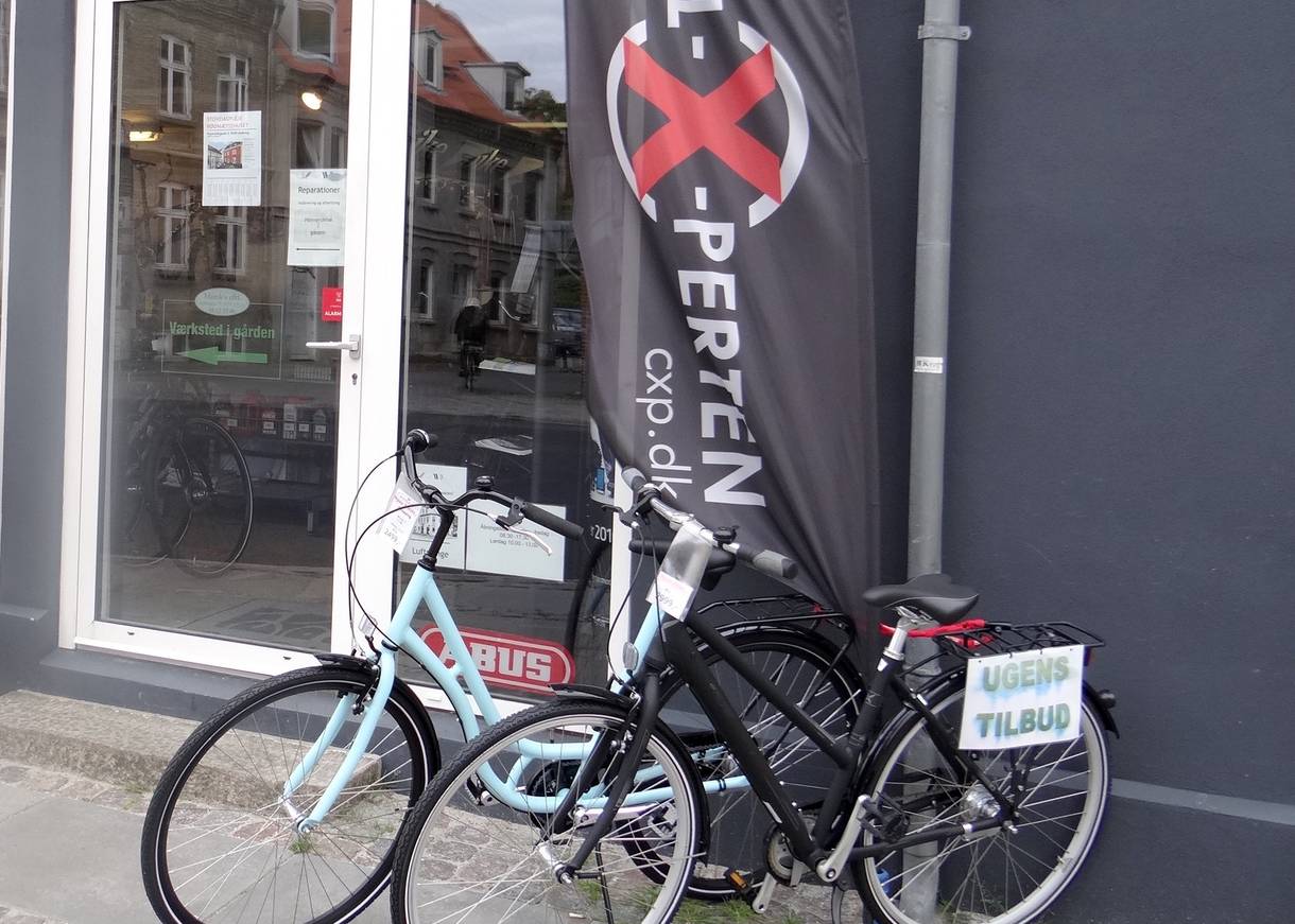 Zwei Fahrräder vor einem Geschäft