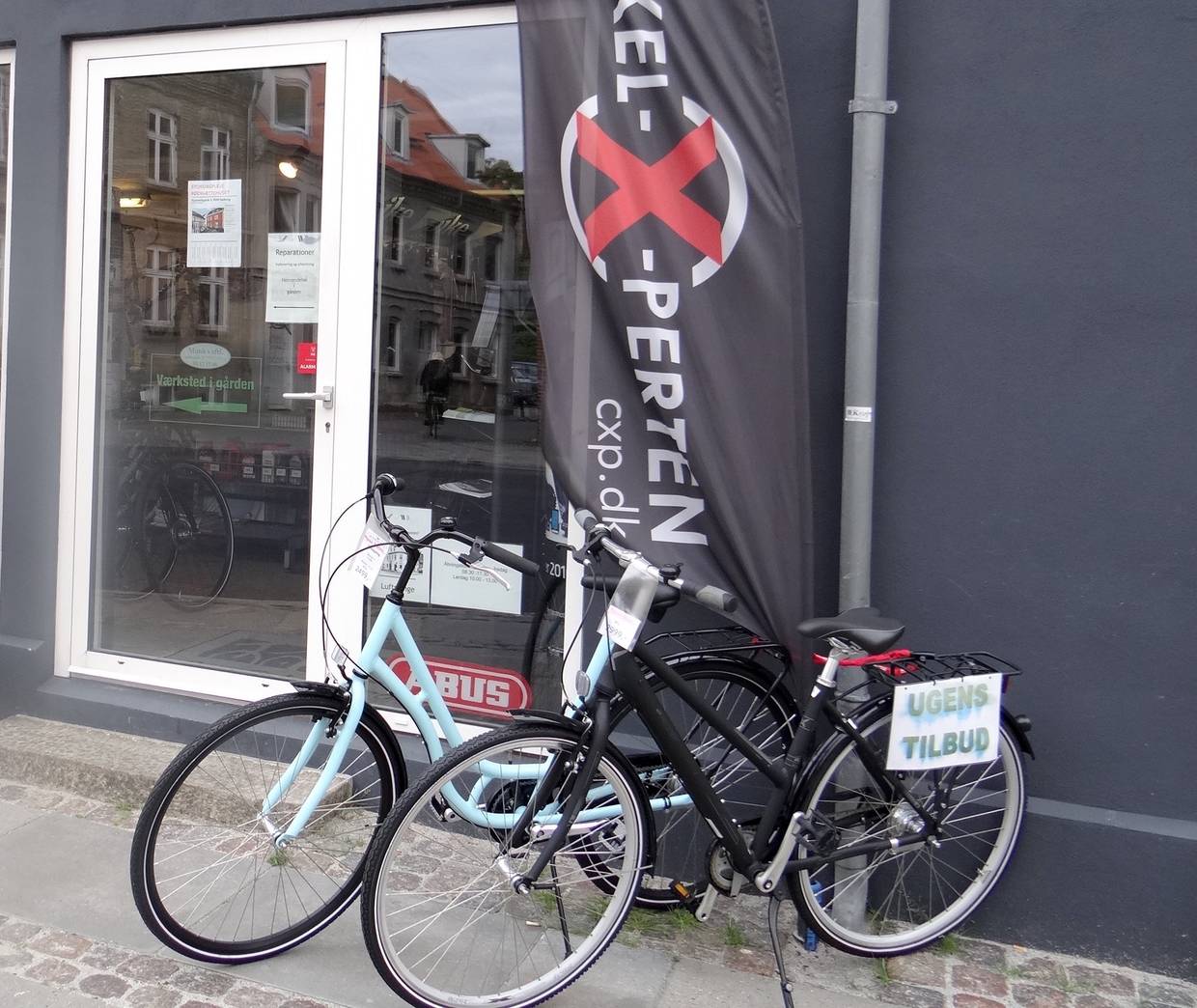 Zwei Fahrräder vor einem Geschäft