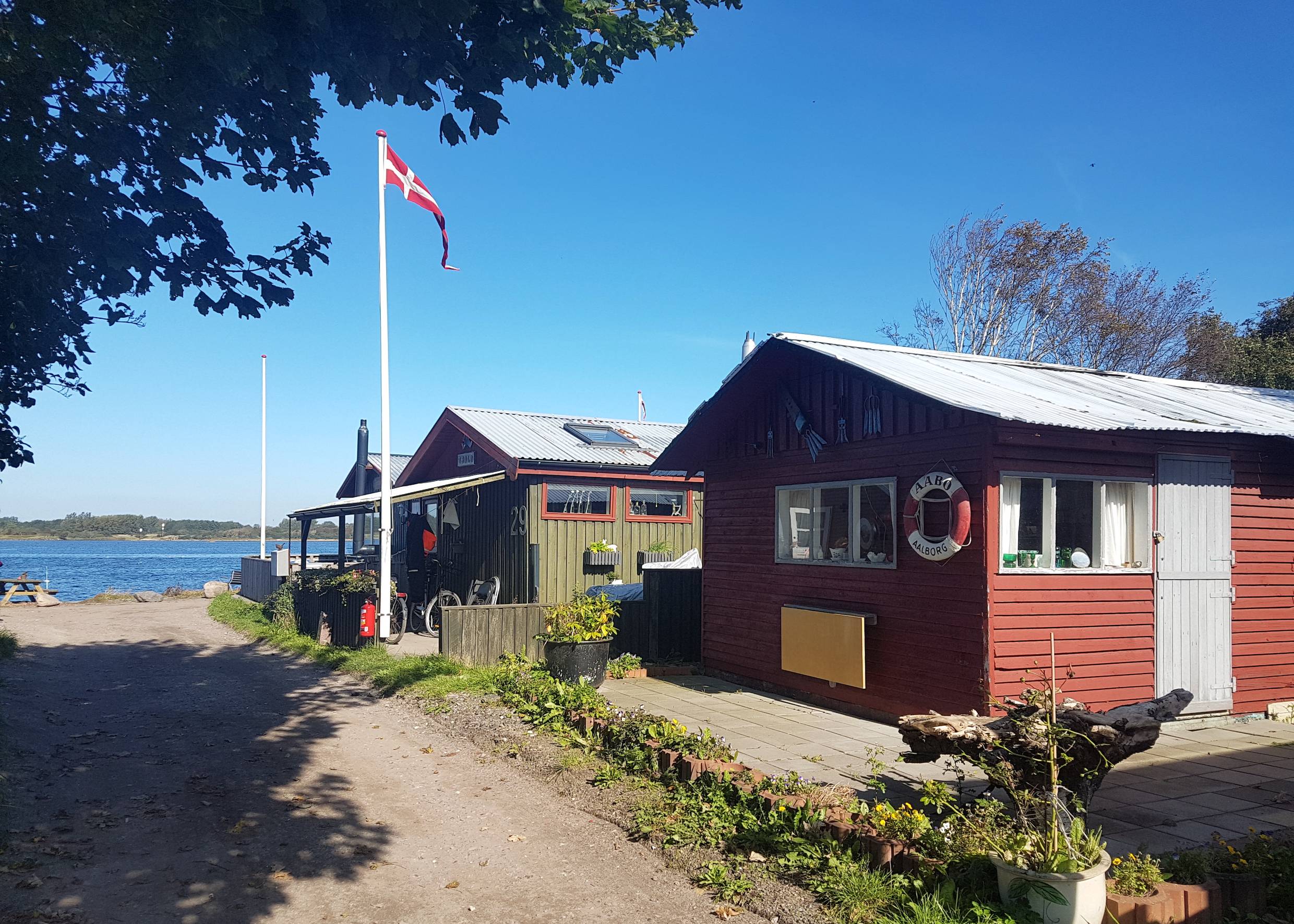 Gartenlauben an einem Pfad zum Fjord
