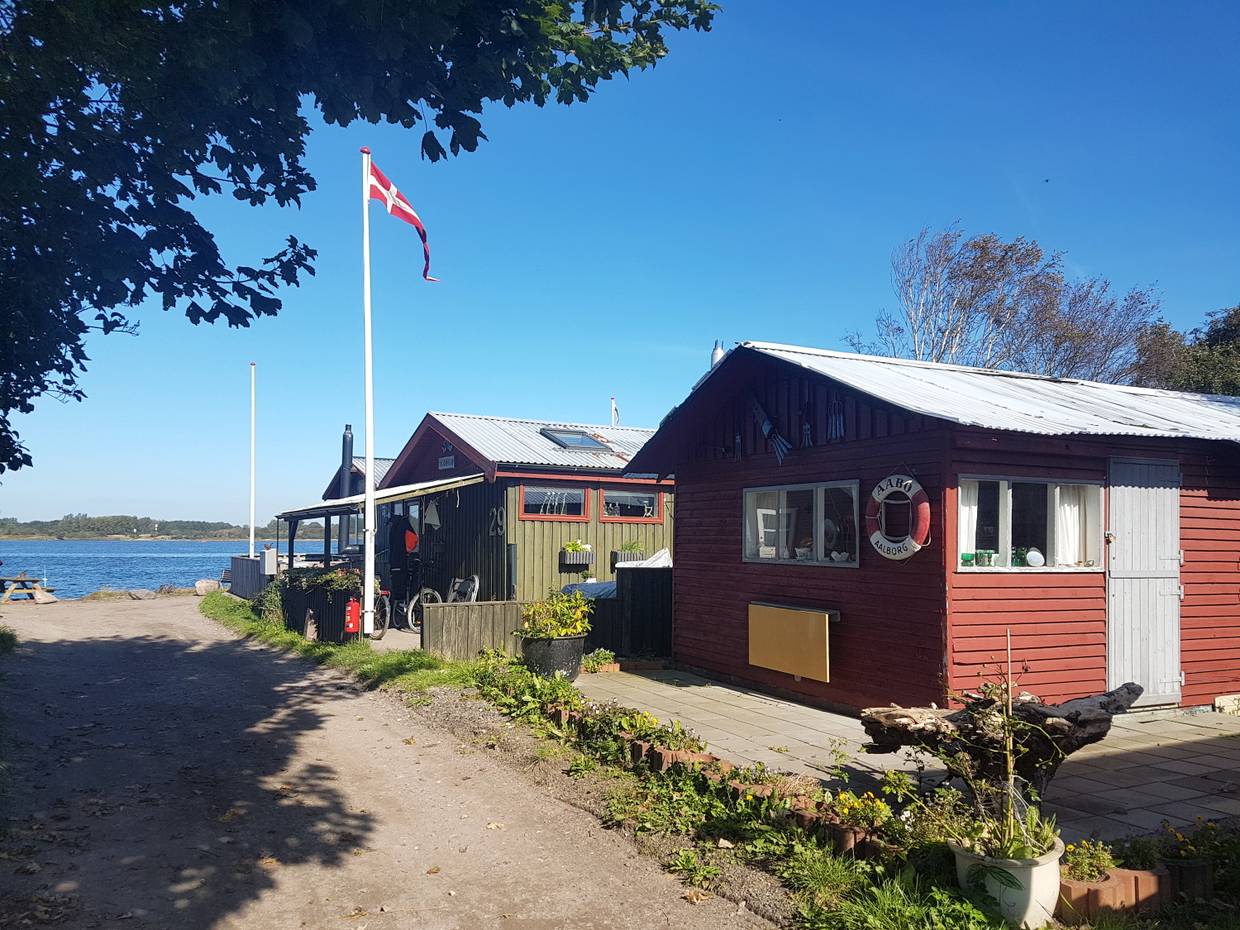 Gartenlauben an einem Pfad zum Fjord