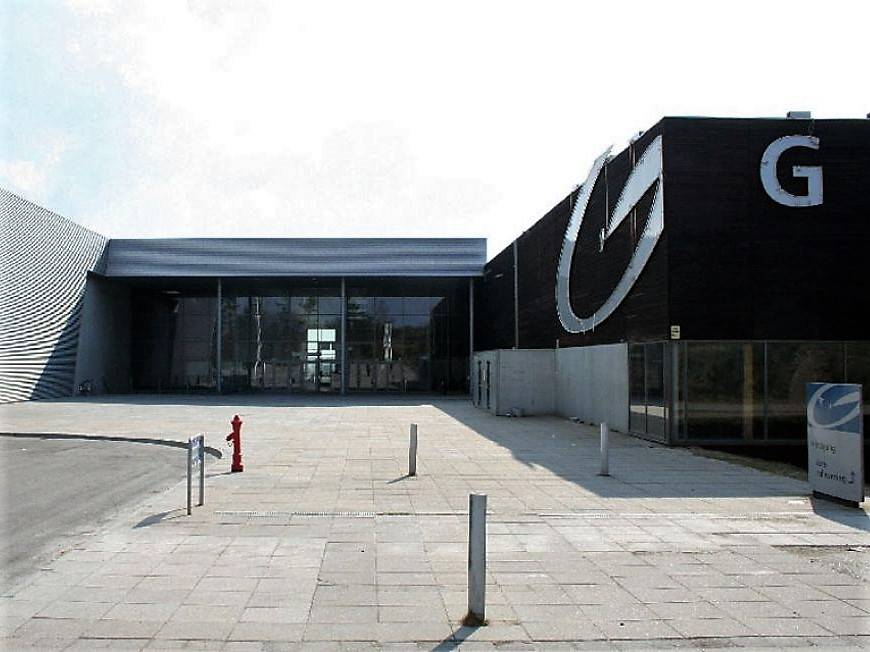 Der Eingang zum modernen Bau der Schwimm- und Sportanlage Gigantium
