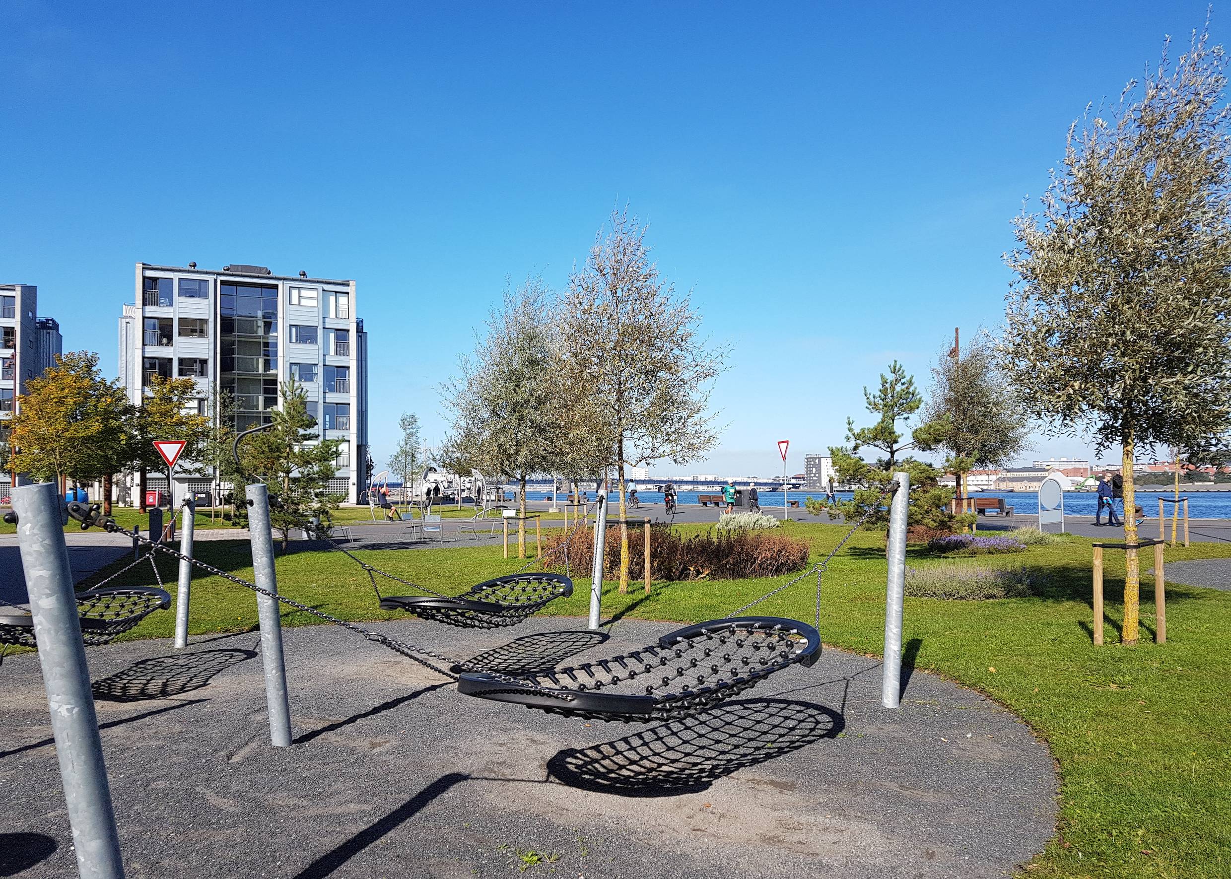 Moderner Spielplatz mit Hängematten an der Hafenfront