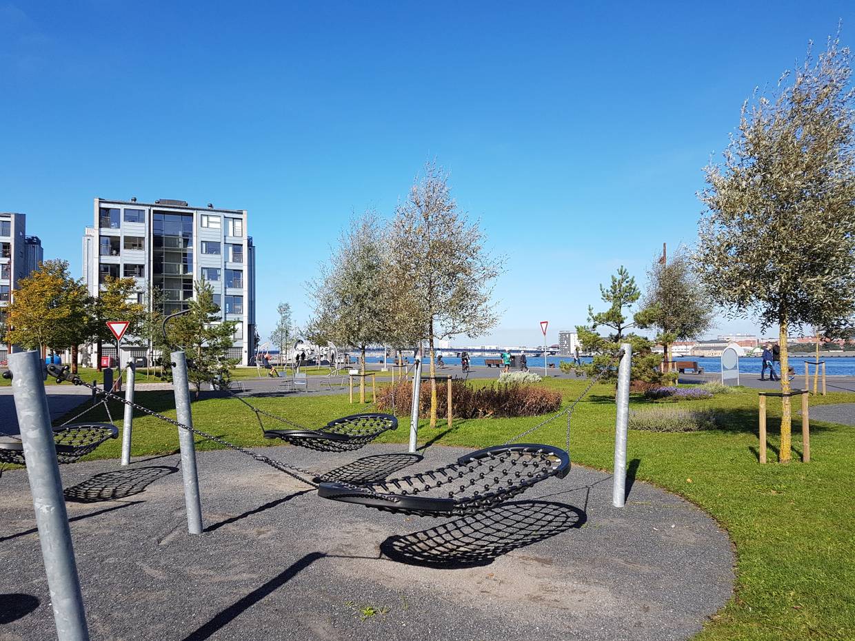 Moderner Spielplatz mit Hängematten an der Hafenfront