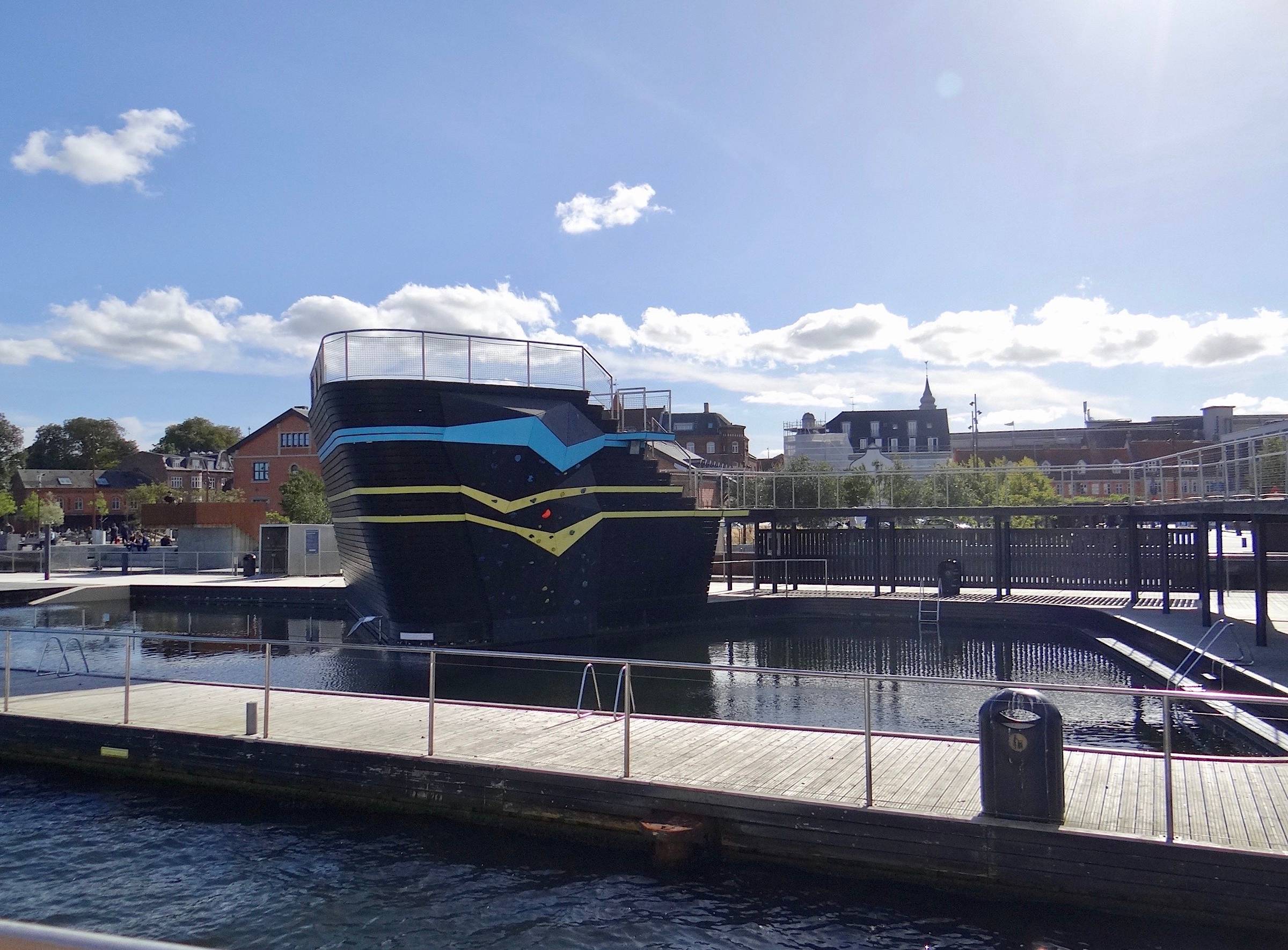 Hölzerner Badesteg mit einem Aufbau, der an ein Schiff erinnert