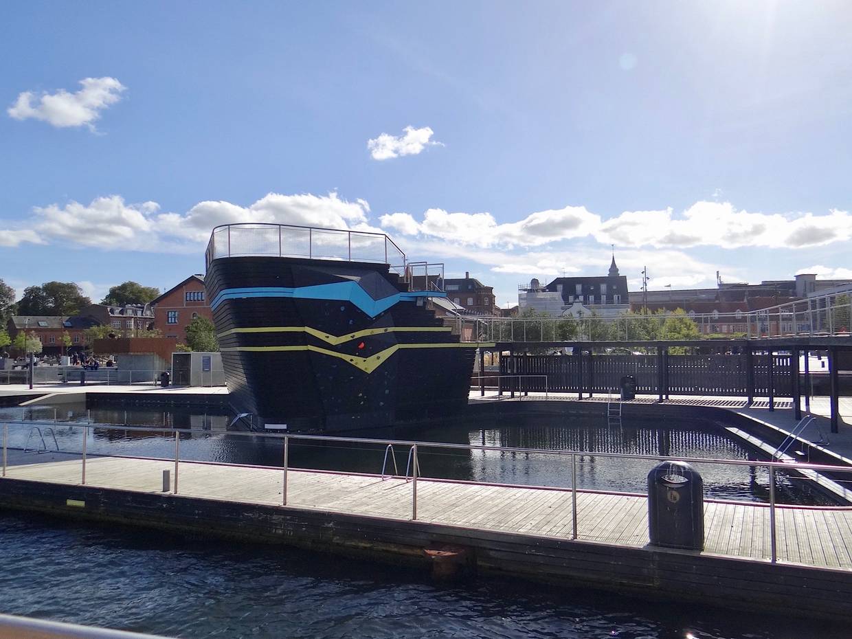 Hölzerner Badesteg mit einem Aufbau, der an ein Schiff erinnert