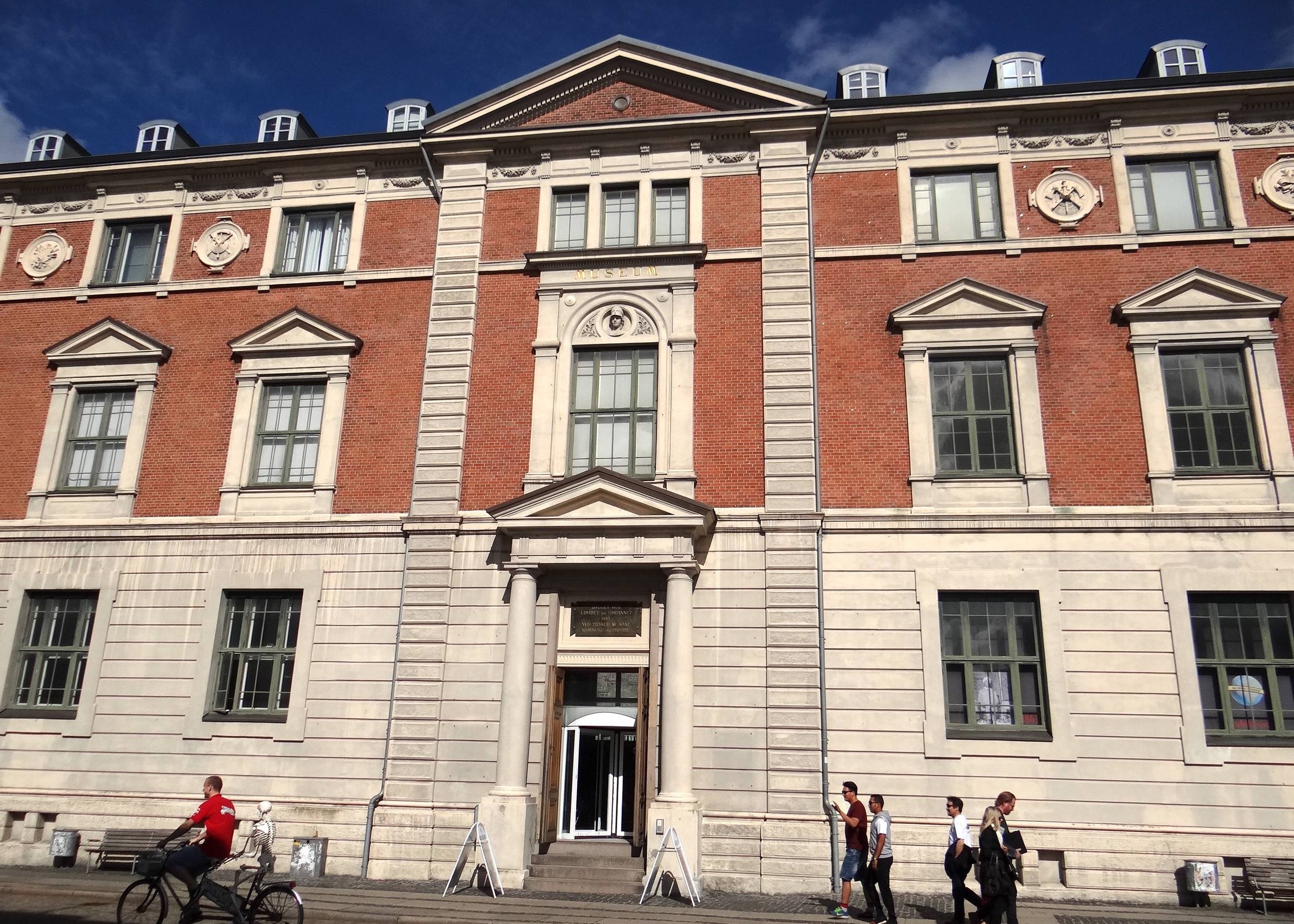 Die Front des Historischen Museums mit der Eingangstür