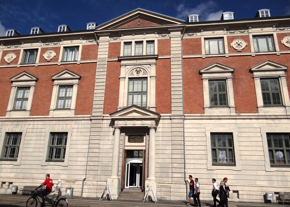 Die Front des Historischen Museums mit der Eingangstür