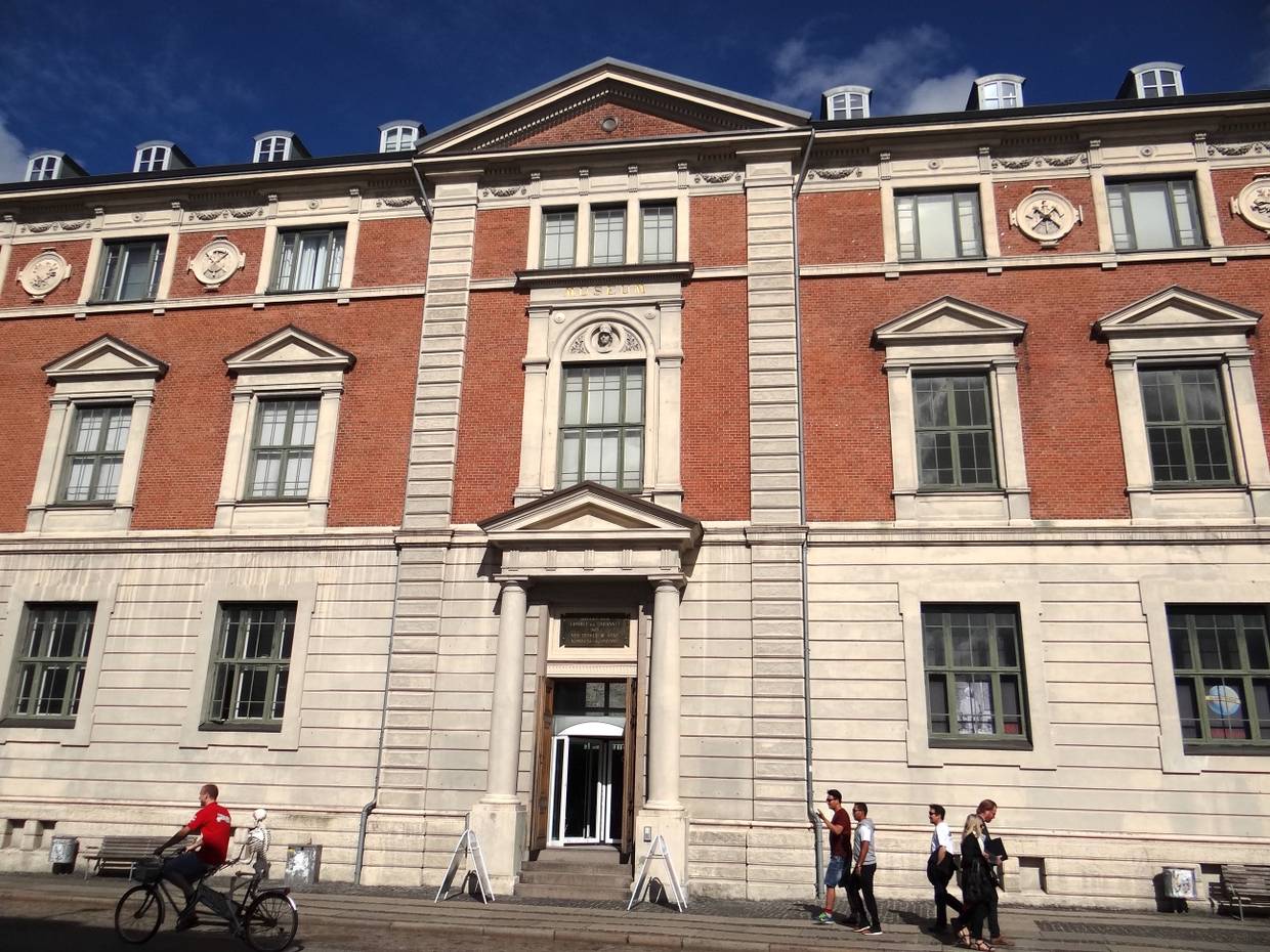 Die Front des Historischen Museums mit der Eingangstür