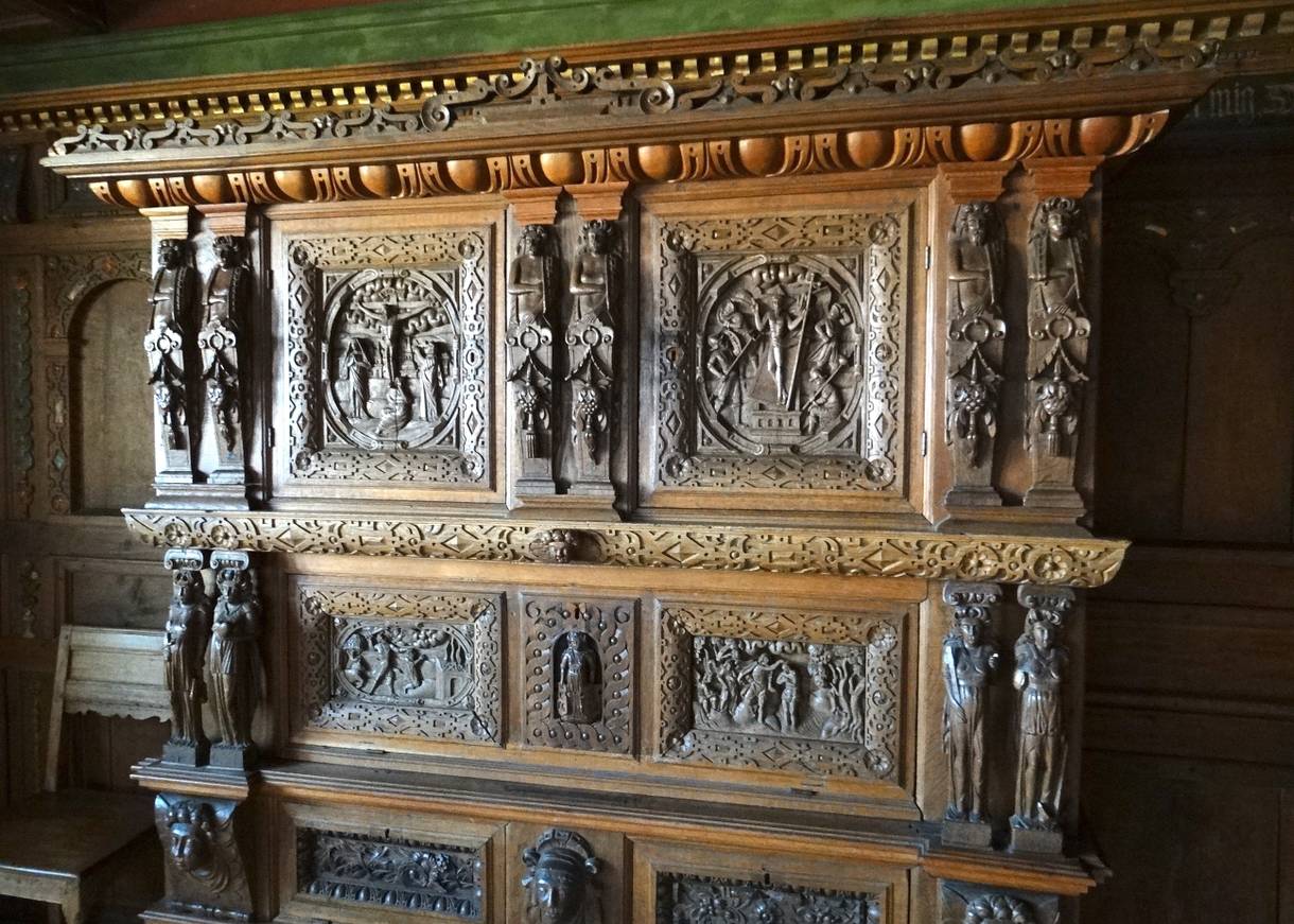 Geschnitze Wandverkleidung aus dunklem Holz