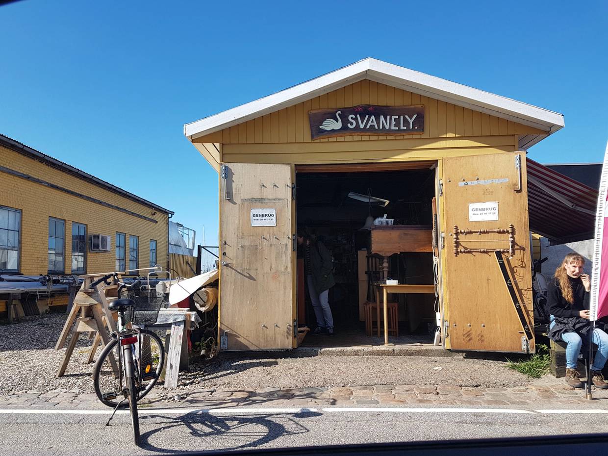 Gelbe Fischerhütte mit einem Second Hand Laden