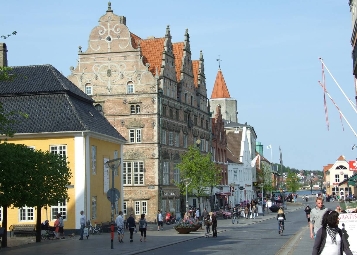 Blick vorbei am Reinaissancehaus zum Limfjord