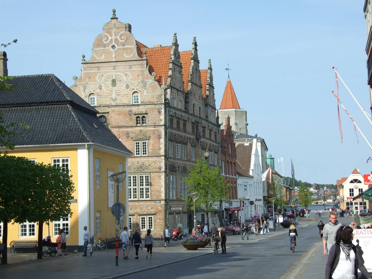 Blick vorbei am Reinaissancehaus zum Limfjord