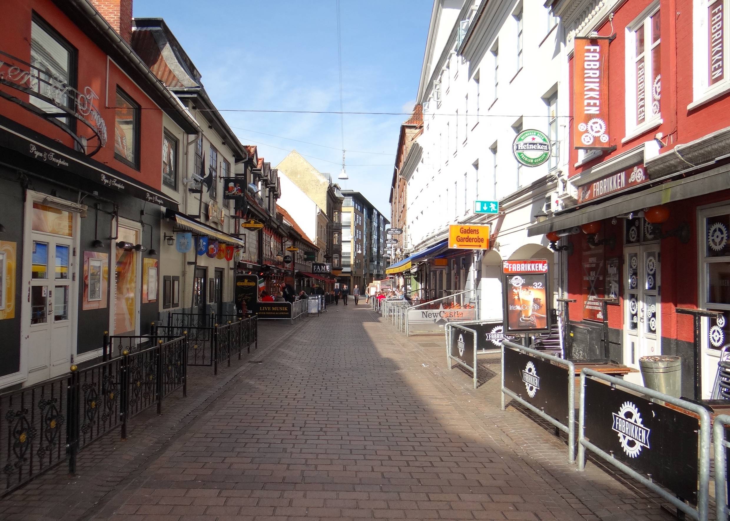 Straße mit vielen Kneipen rechts und links