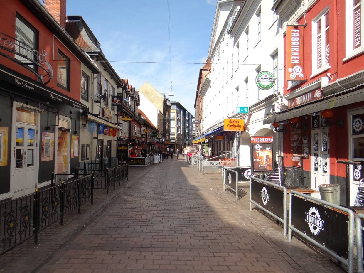 Straße mit vielen Kneipen rechts und links