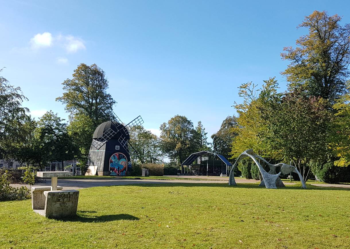 Kleine Mühle und ein Konzertpavillon in einem Park