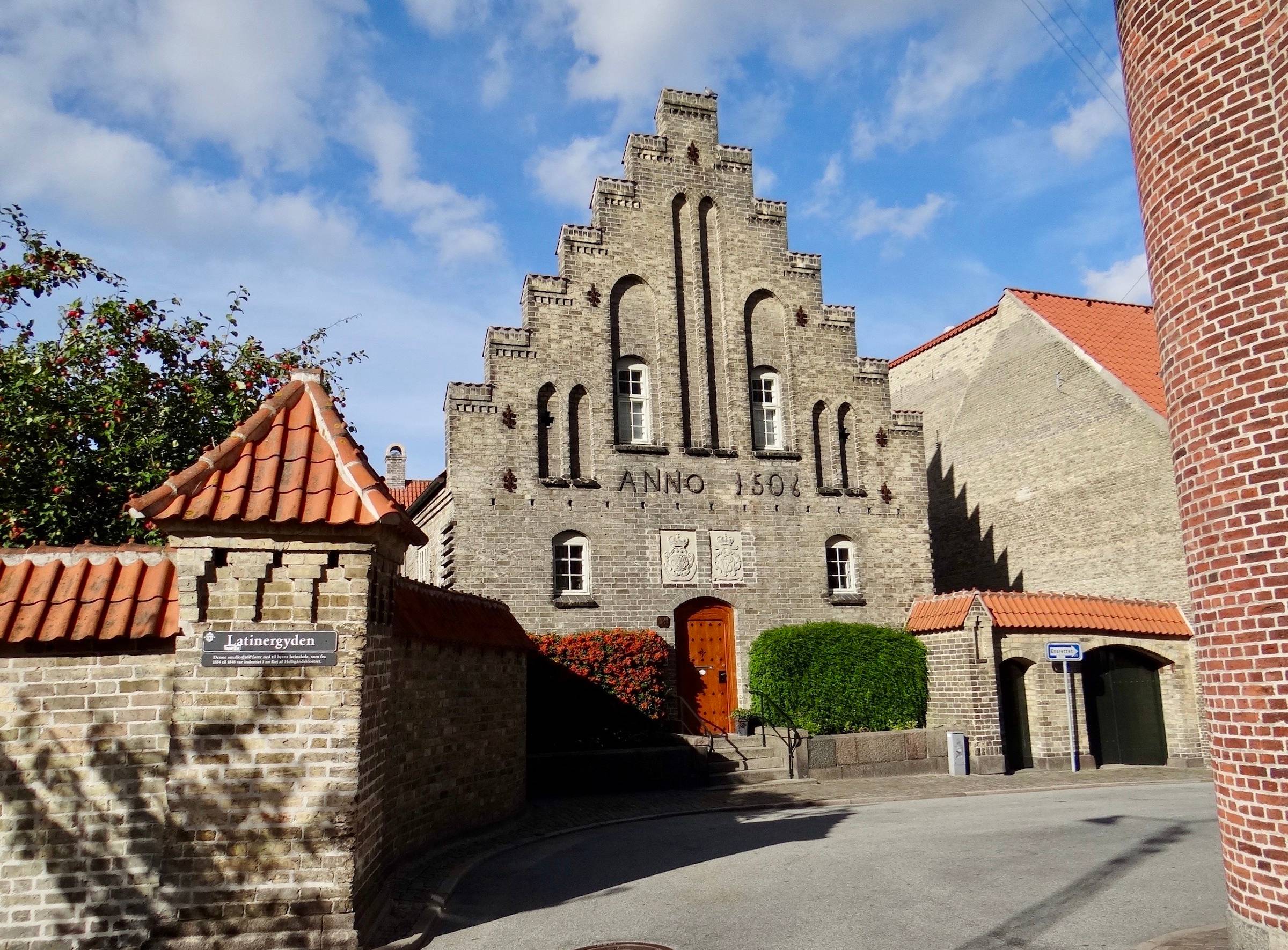 Gelbes Backsteingebäude mit Schriftzug Anno 1504