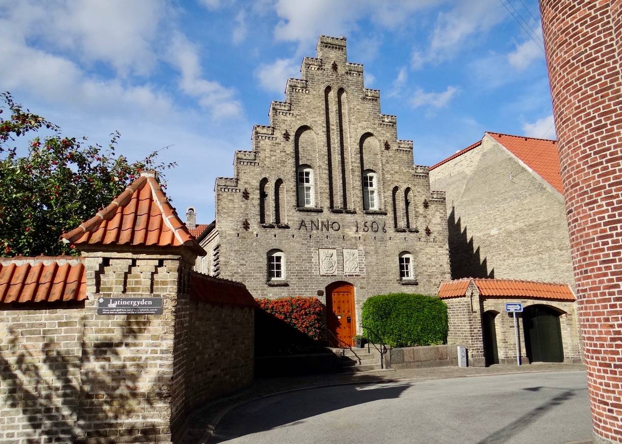 Gelbes Backsteingebäude mit Schriftzug Anno 1504