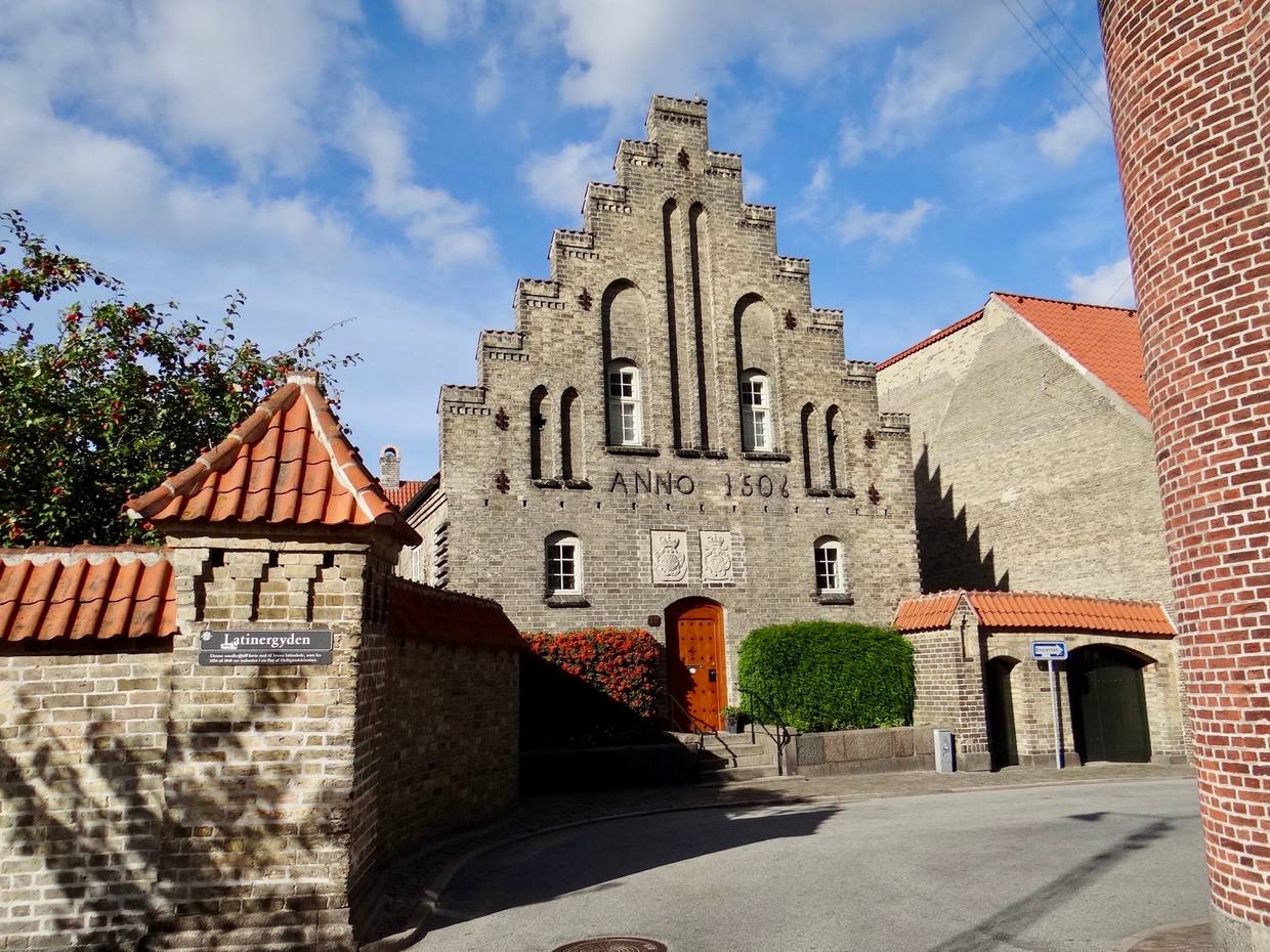 Gelbes Backsteingebäude mit Schriftzug Anno 1504