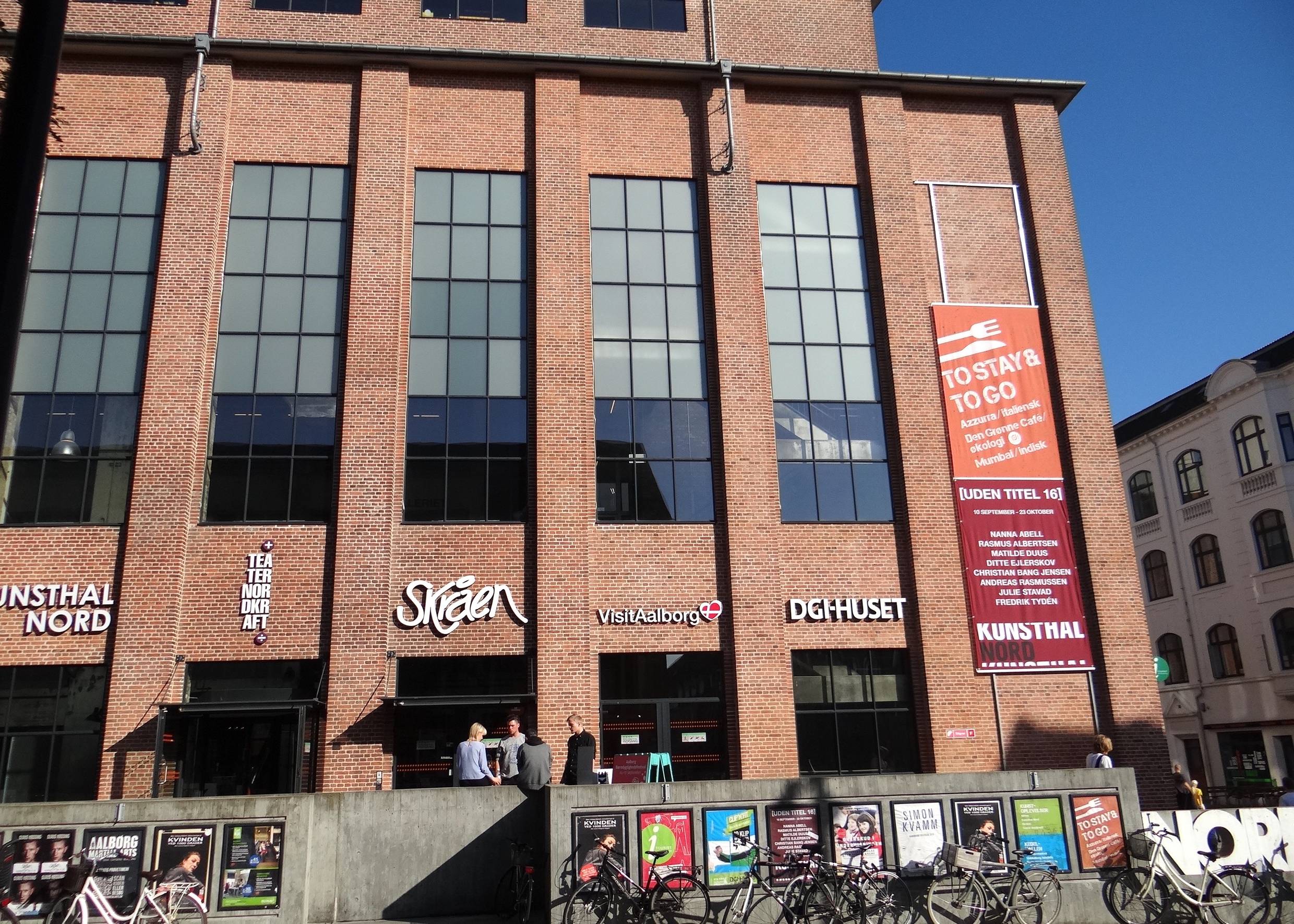 Fassade des Kulturzentrums Nordkraft mit Schriftzügen der Restaurants und Kulturenrichtungen im Haus