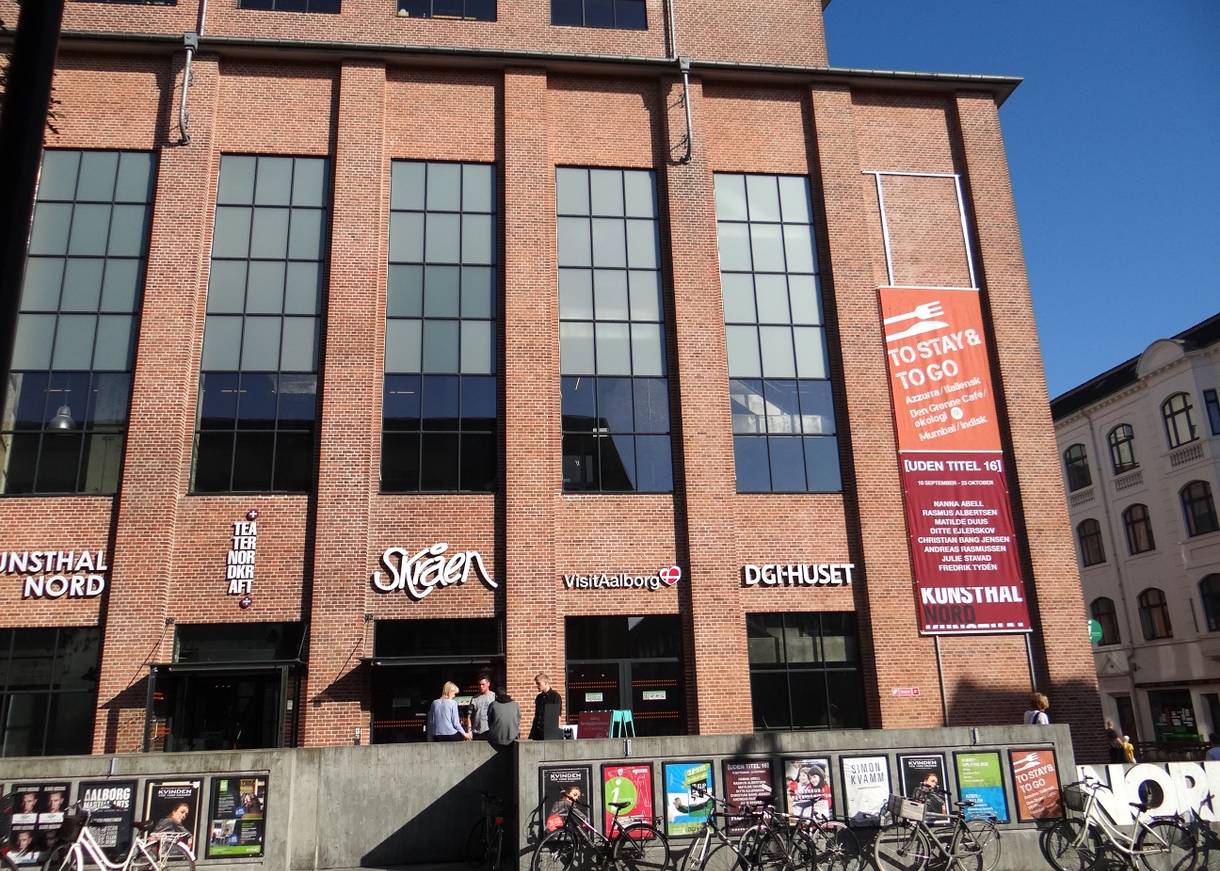 Fassade des Kulturzentrums Nordkraft mit Schriftzügen der Restaurants und Kulturenrichtungen im Haus