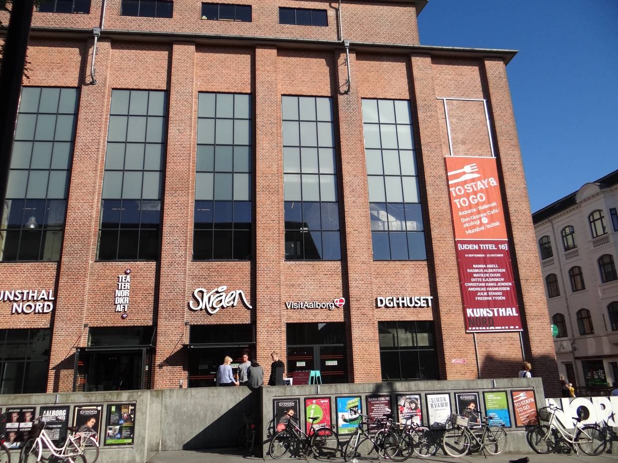 Fassade des Kulturzentrums Nordkraft mit Schriftzügen der Restaurants und Kulturenrichtungen im Haus