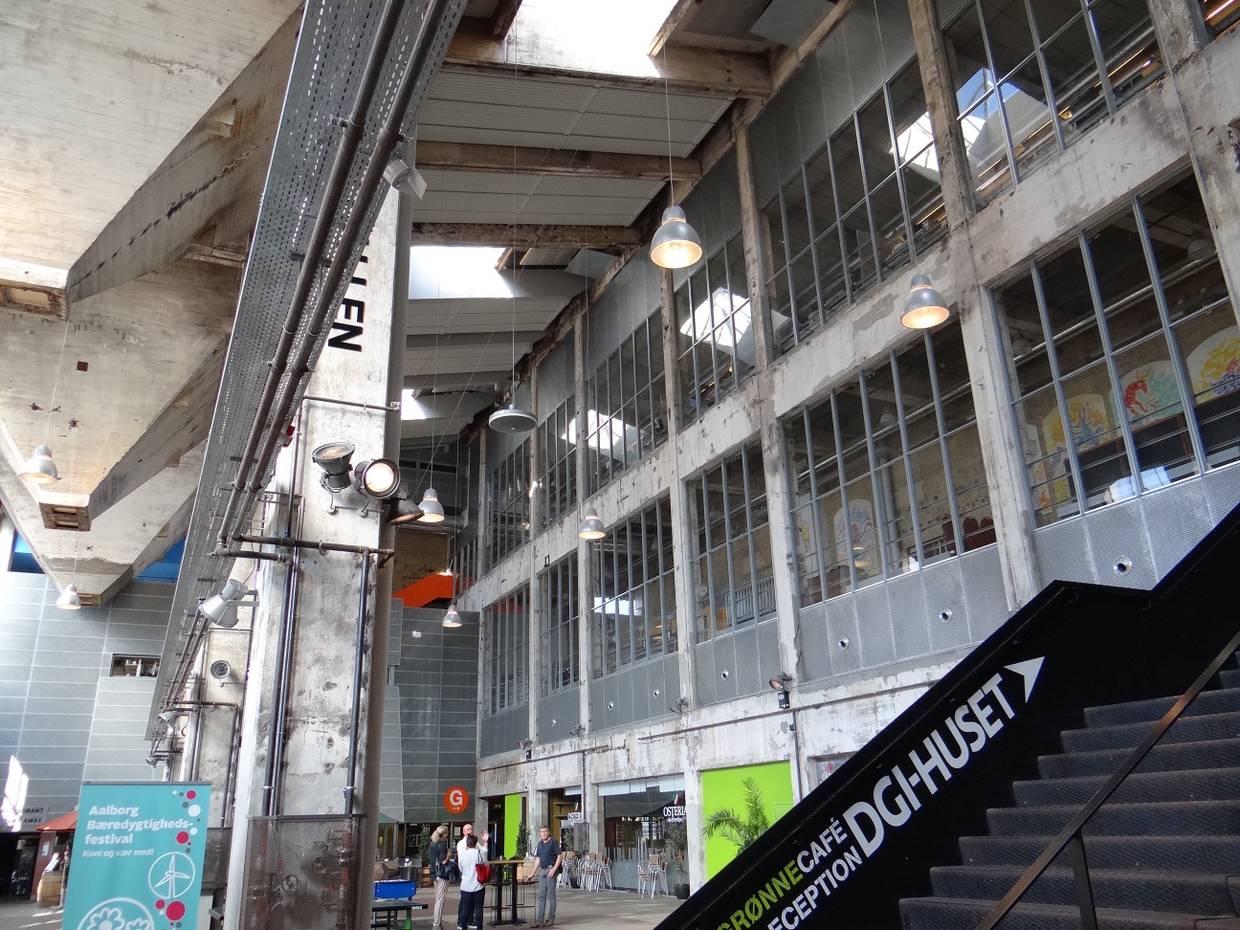 Das Foyer des Kulturzentrums mit rohem Beton und offenen Stahlträgern
