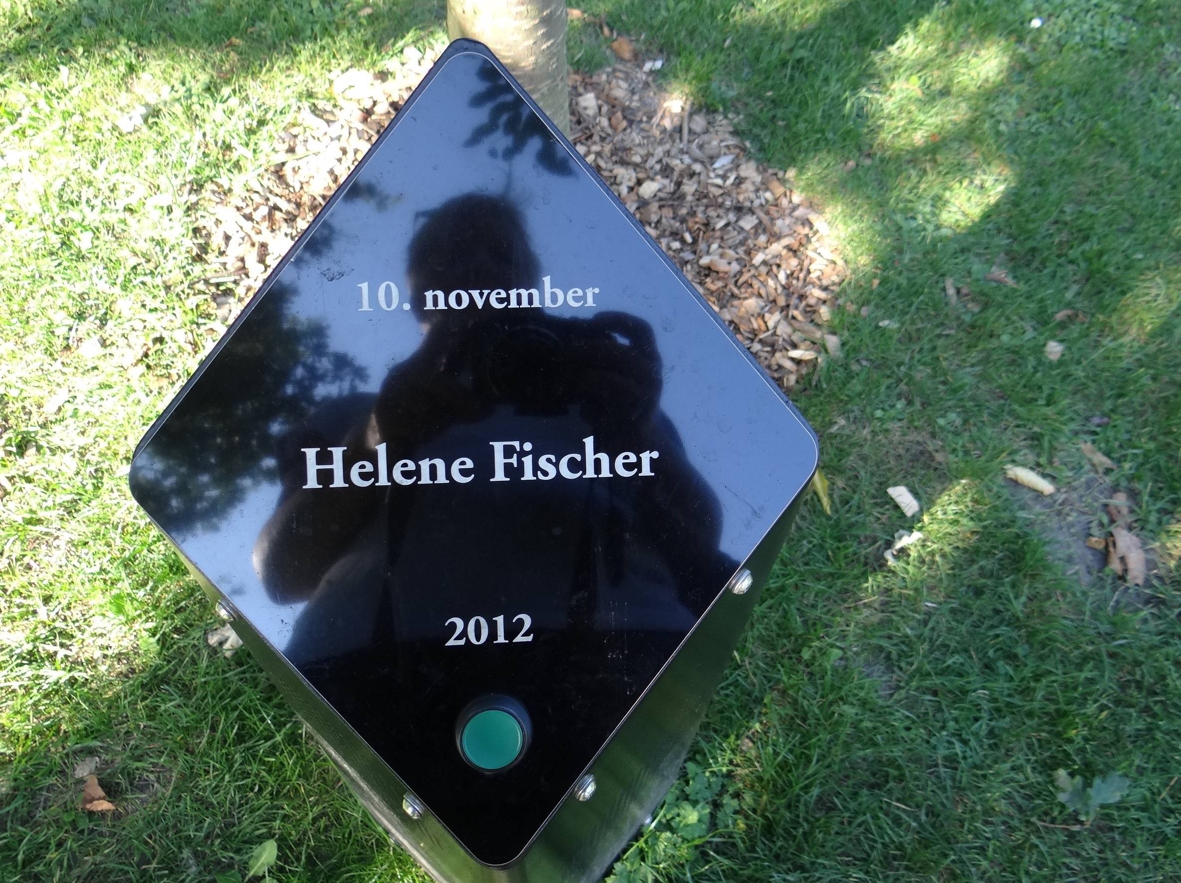 Schwarze Säule mit Aufschrift Helene Fischer 2012