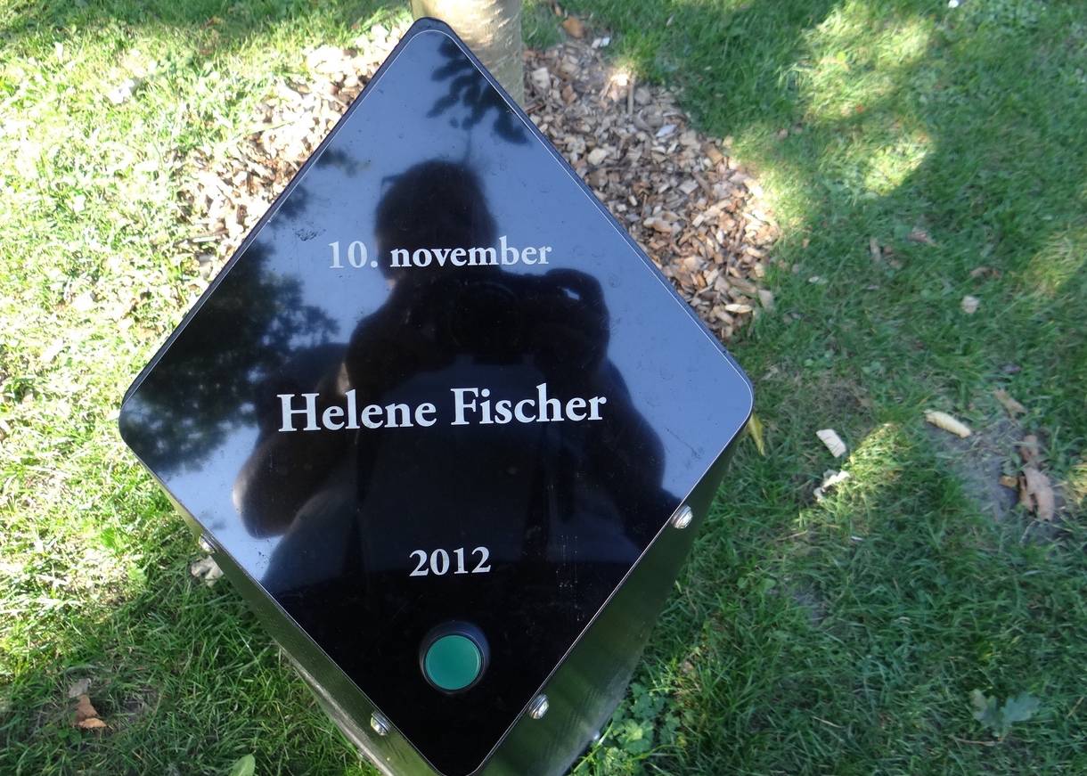 Schwarze Säule mit Aufschrift Helene Fischer 2012