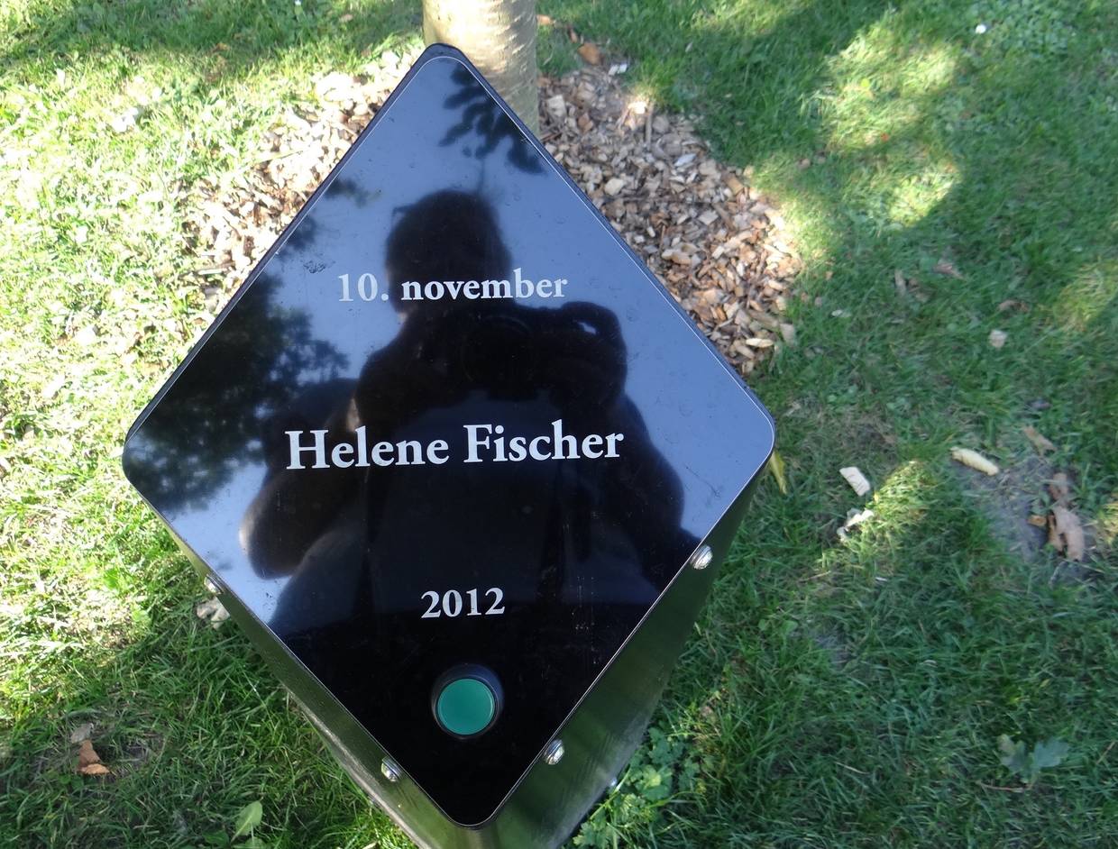 Schwarze Säule mit Aufschrift Helene Fischer 2012