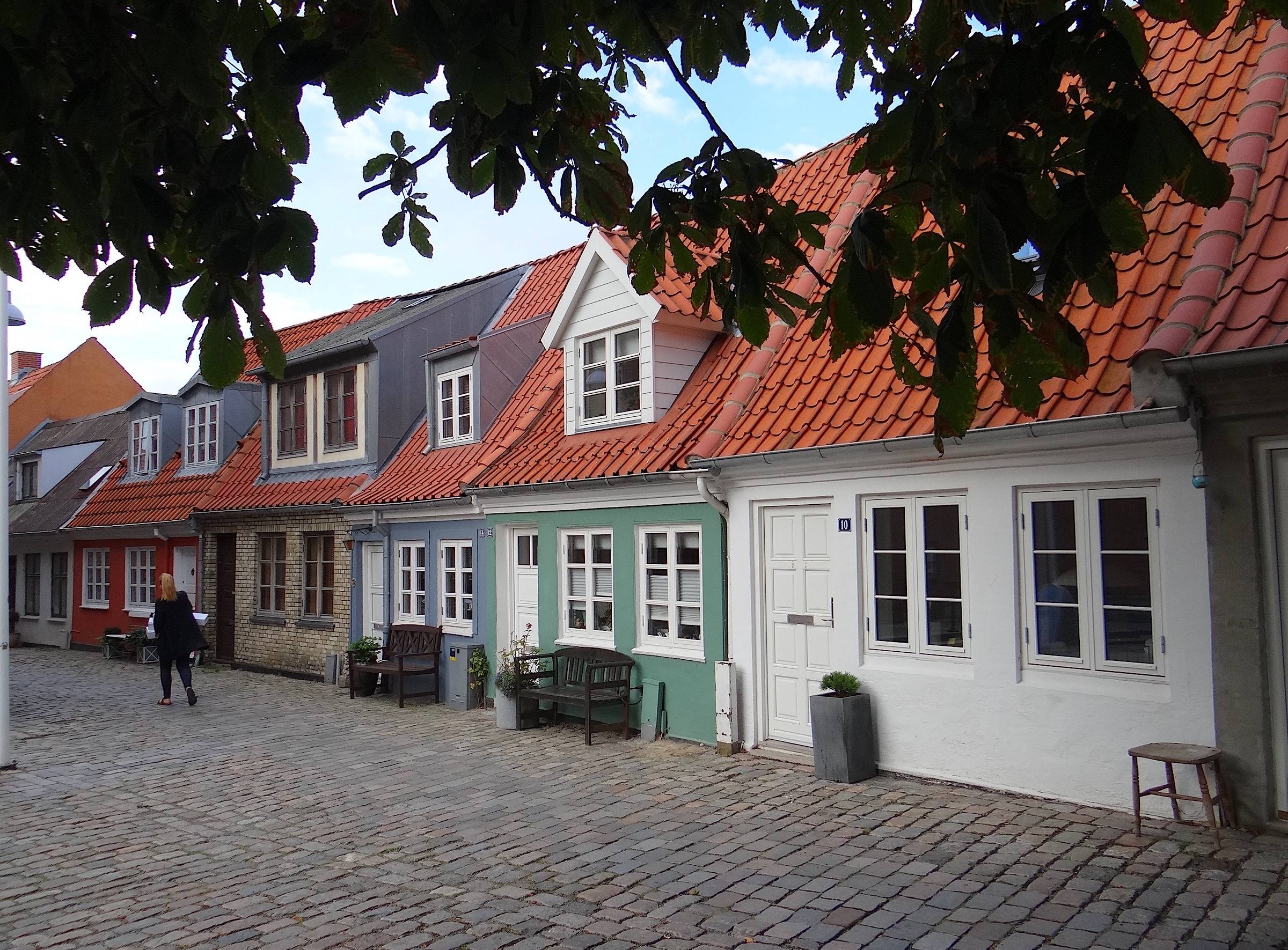 Kopfsteinpflastergasse mit farbigen, kleinen Wohnhäusern