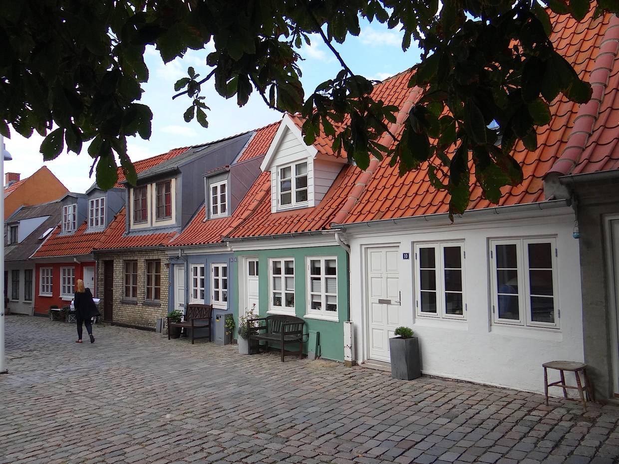 Kopfsteinpflastergasse mit farbigen, kleinen Wohnhäusern