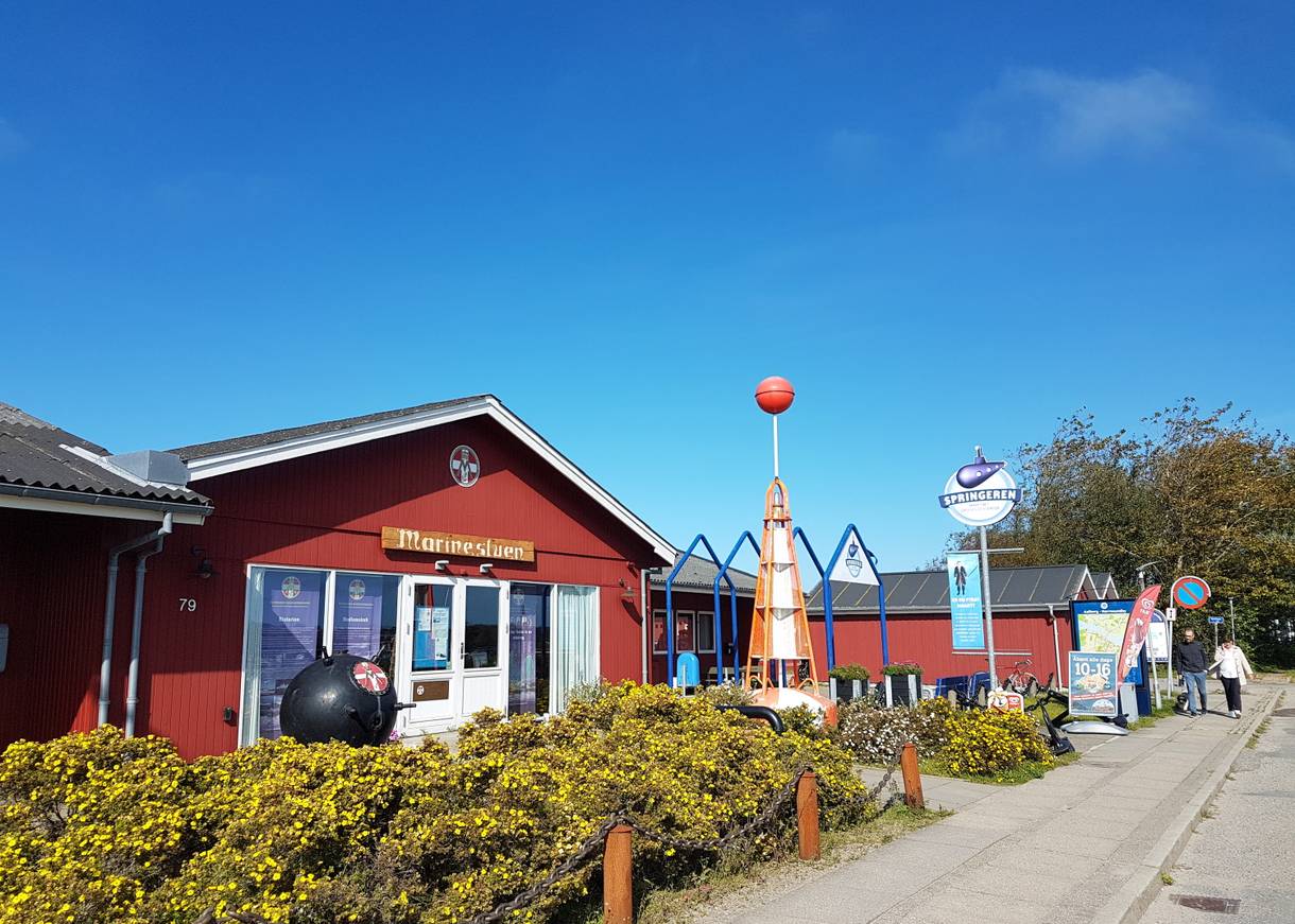 Eingangsbereich zum Seefahrtsmuseum in roten Holzhäusern, die an Fischerhütten erinnern