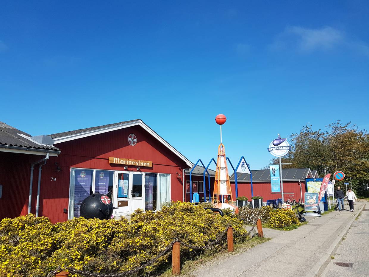 Eingangsbereich zum Seefahrtsmuseum in roten Holzhäusern, die an Fischerhütten erinnern