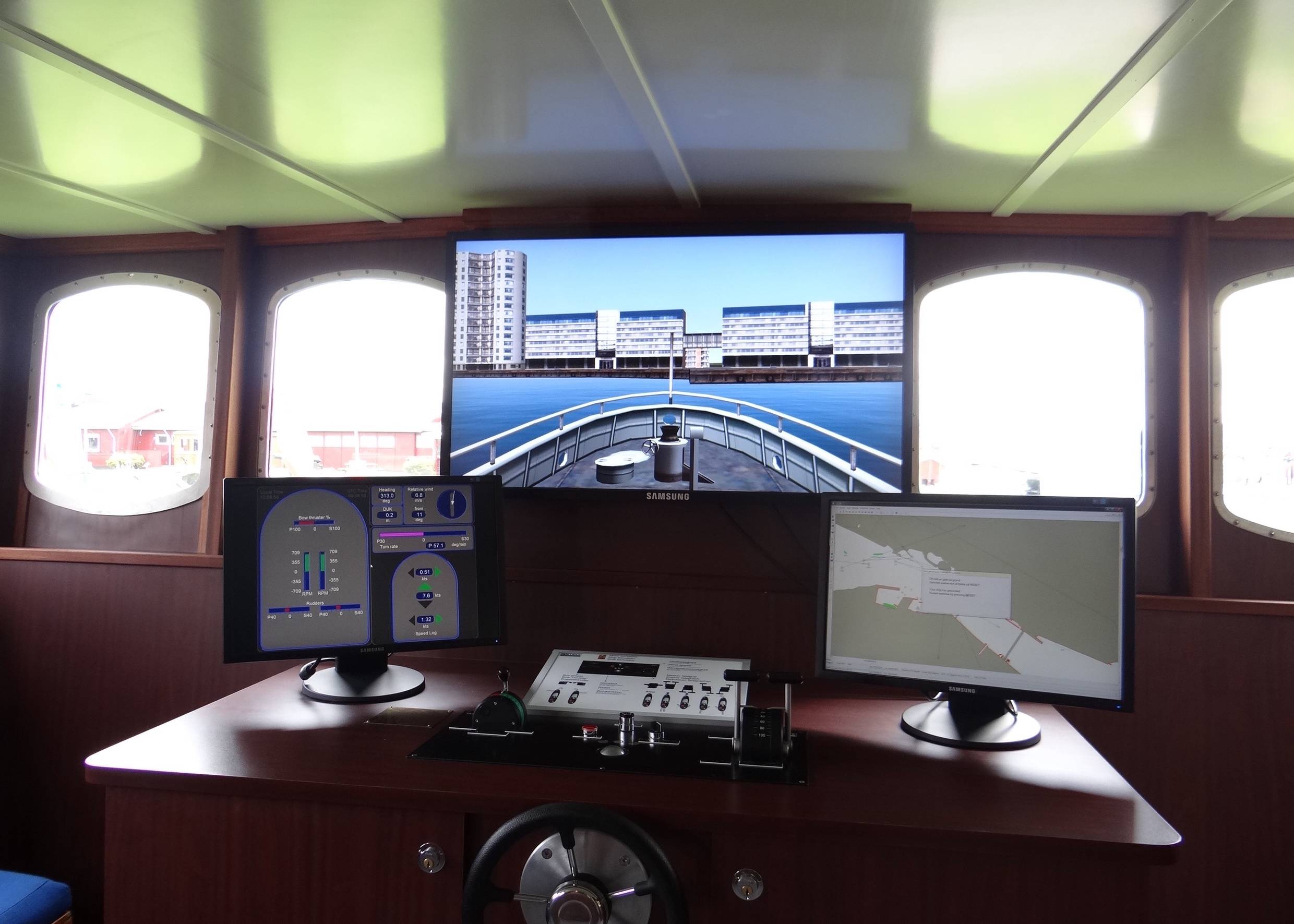 Nachgebautes Steuerpult mit Bildschirm aus einem Schiff