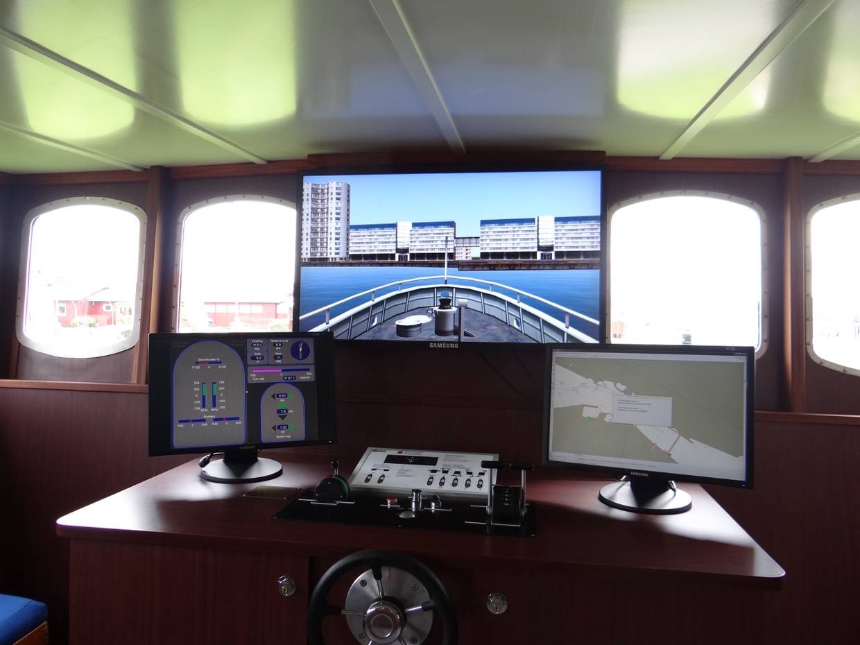 Nachgebautes Steuerpult mit Bildschirm aus einem Schiff