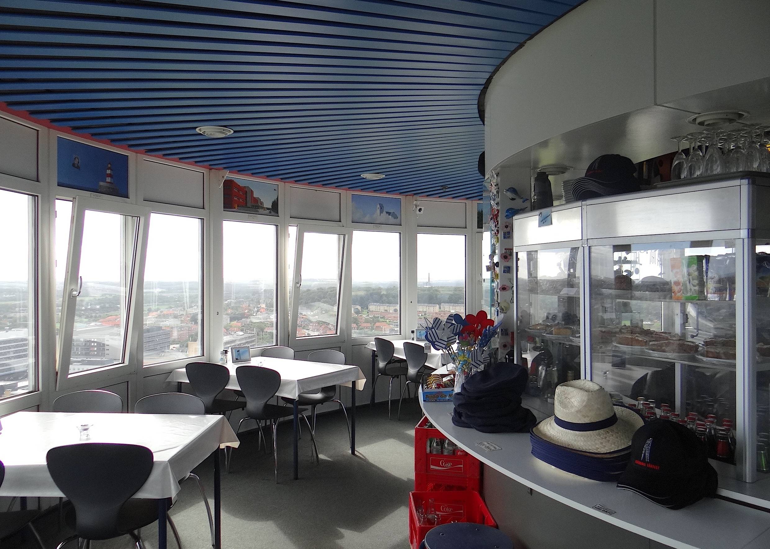 Ein Café in einem Turm, der rundum verglast ist