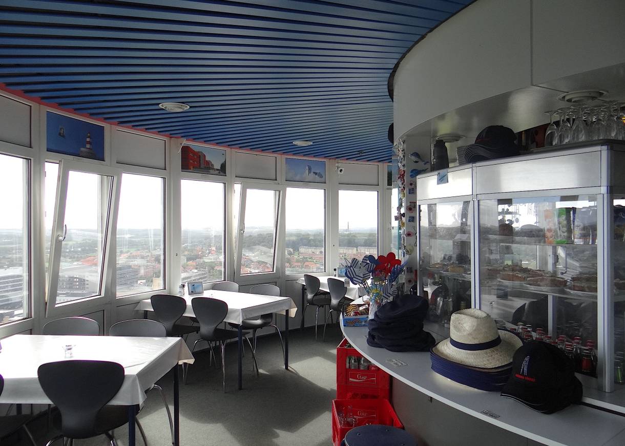 Ein Café in einem Turm, der rundum verglast ist