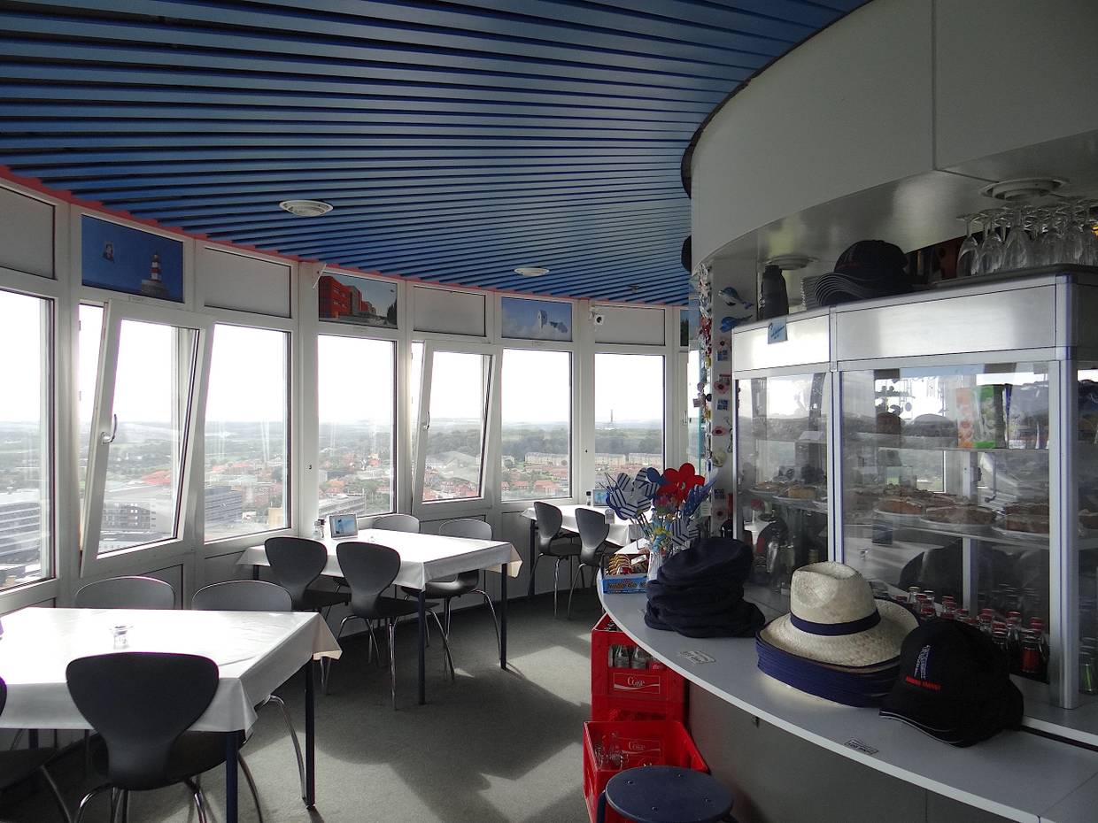 Ein Café in einem Turm, der rundum verglast ist