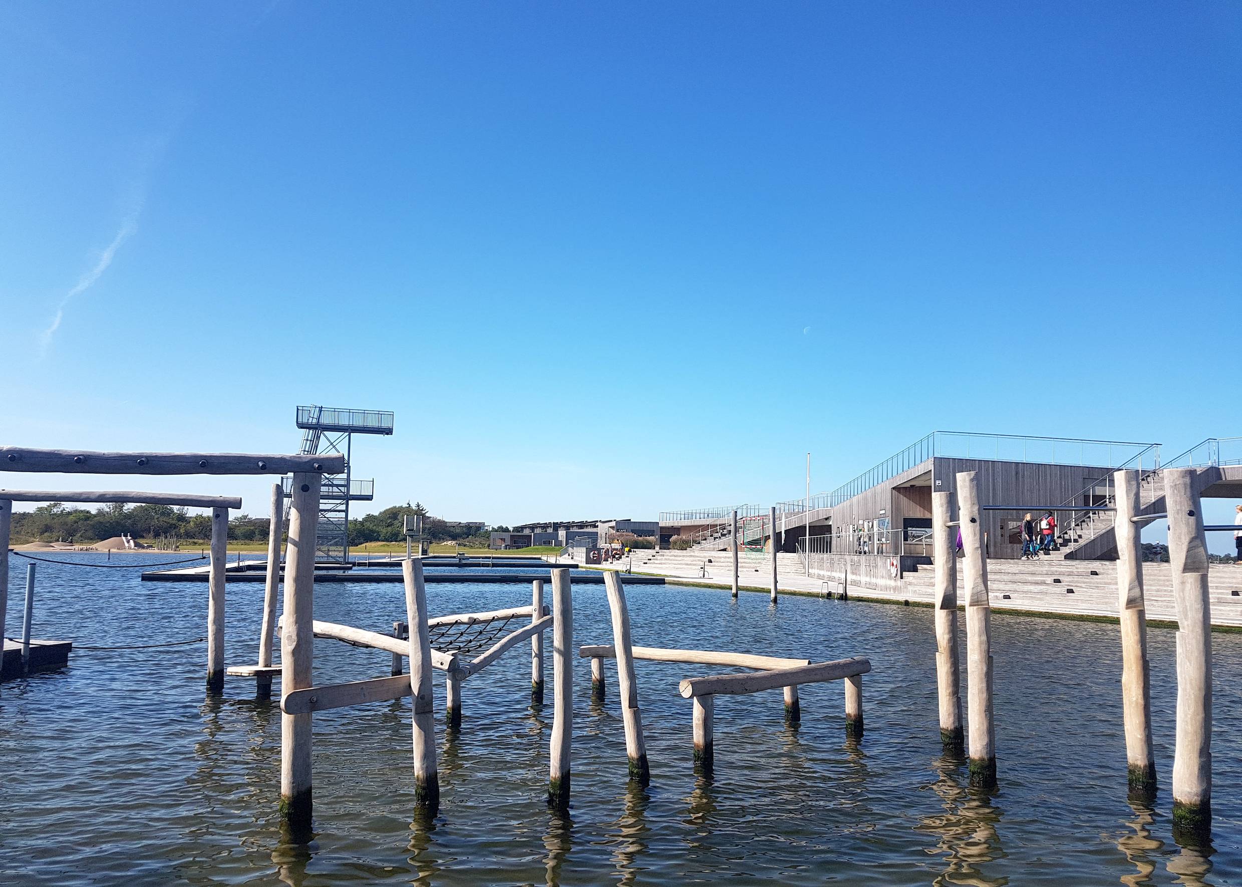 Baumstämme zum Klettern im Badesee
