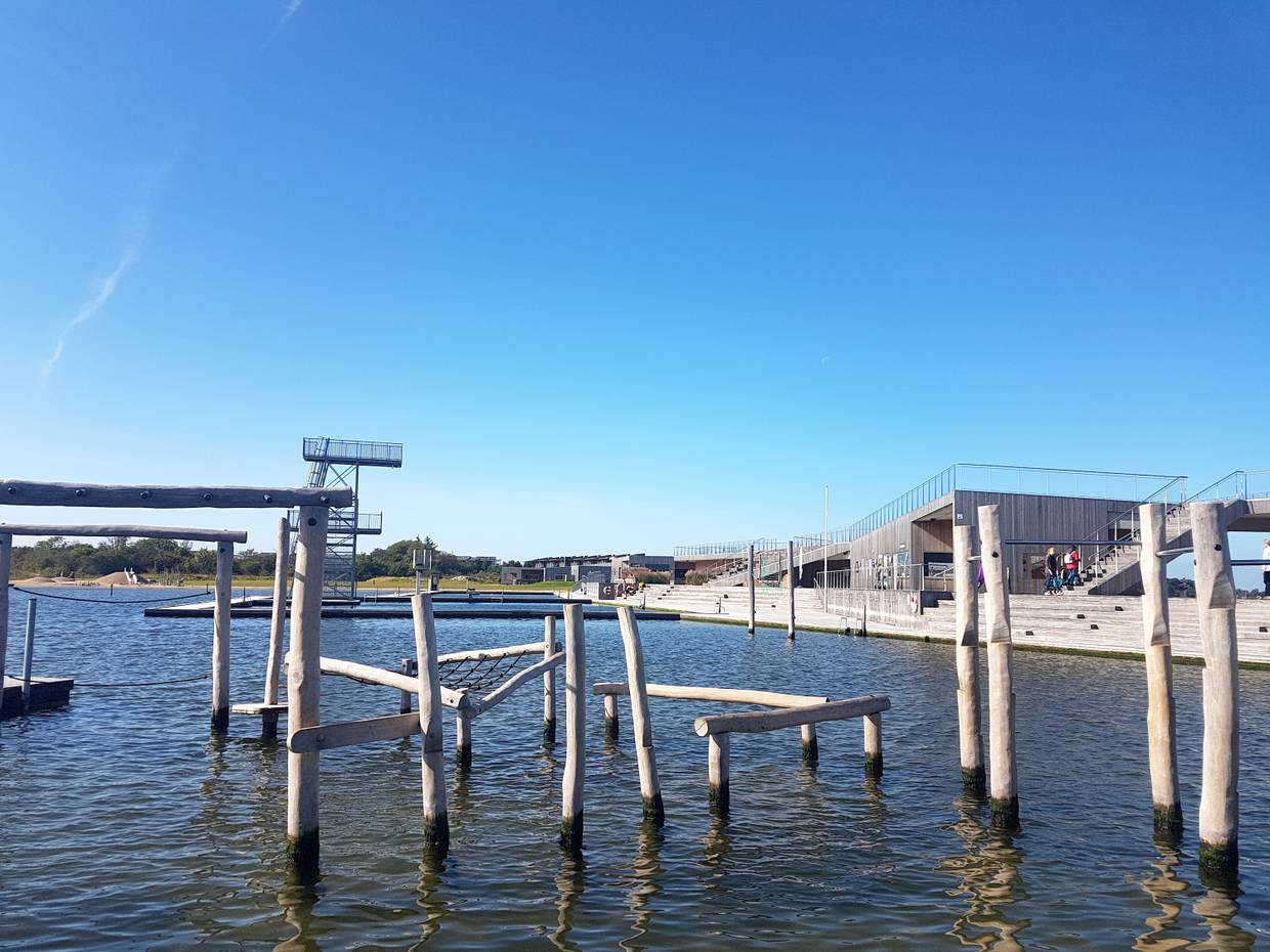 Baumstämme zum Klettern im Badesee